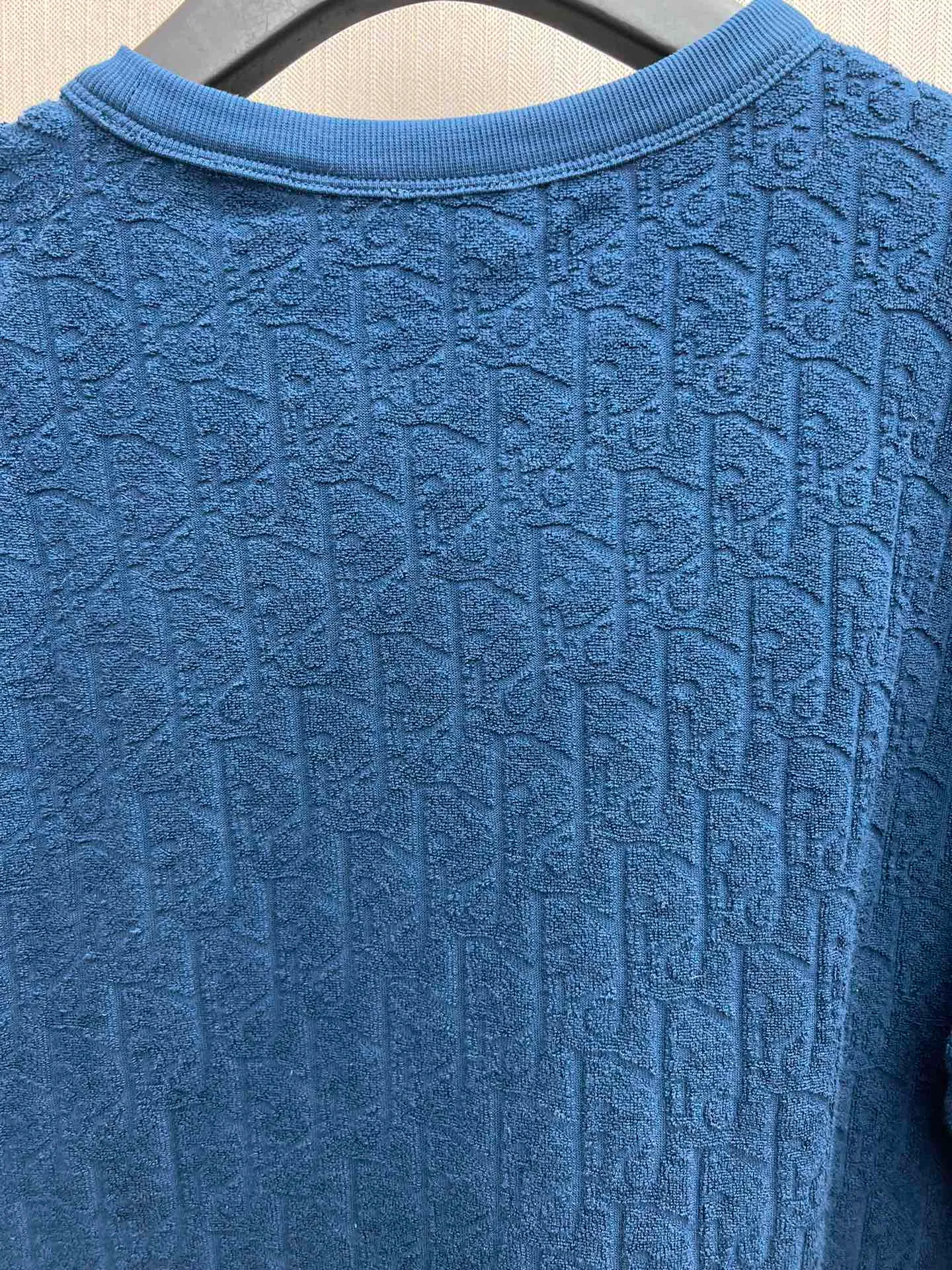 🅿️300 Dior 25ss new blue cotton terry fabric T-shirt decorated with tonal jacquard pattern, paying tribute to the classic Oblique print. The ribbed crew neck with V-shape details creates a casual finish. The loose fit allows you to pair it with jeans or track pants to enhance your style. Size: S.M.L.XL.