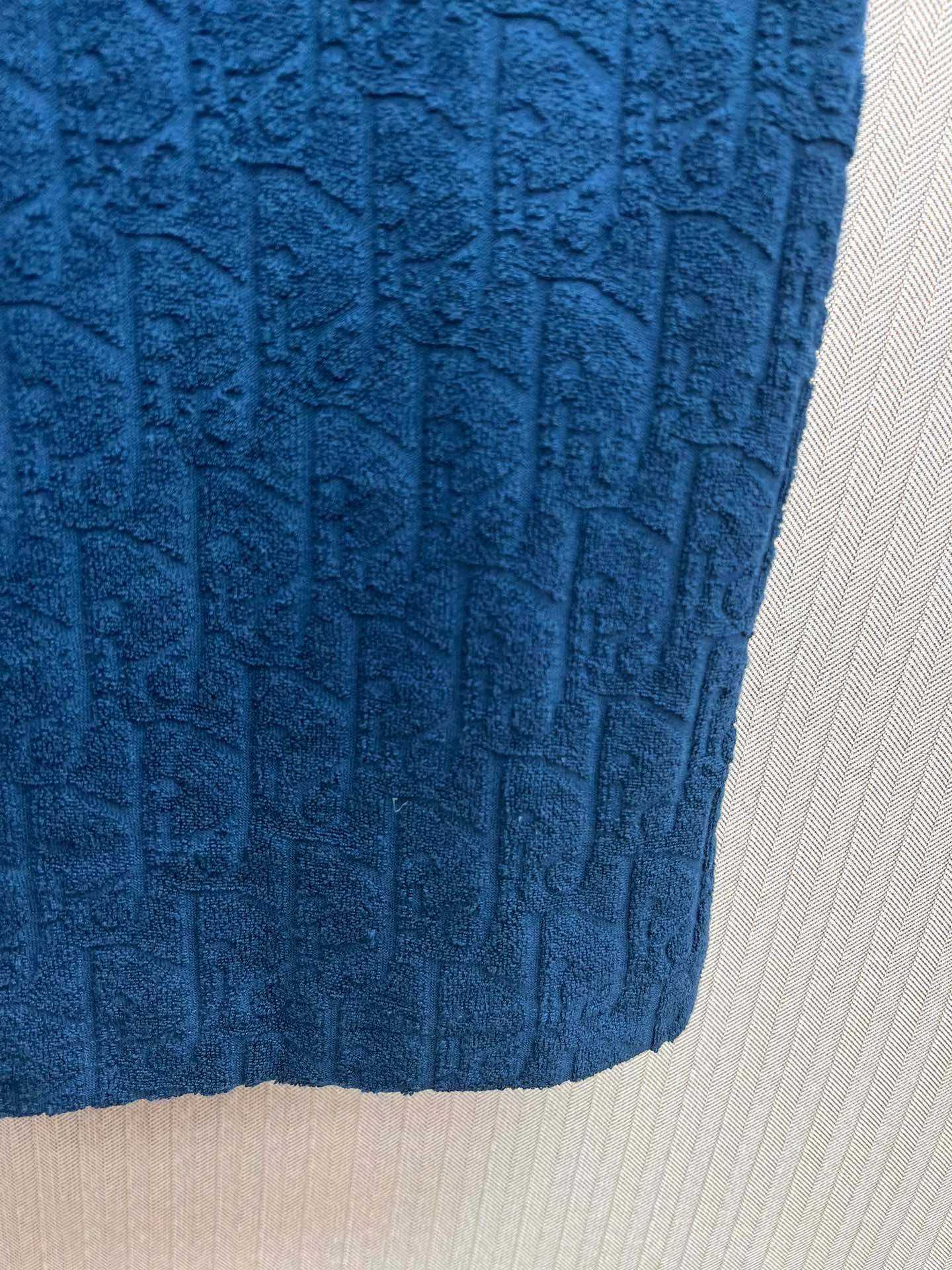 🅿️300 Dior 25ss new blue cotton terry fabric T-shirt decorated with tonal jacquard pattern, paying tribute to the classic Oblique print. The ribbed crew neck with V-shape details creates a casual finish. The loose fit allows you to pair it with jeans or track pants to enhance your style. Size: S.M.L.XL.