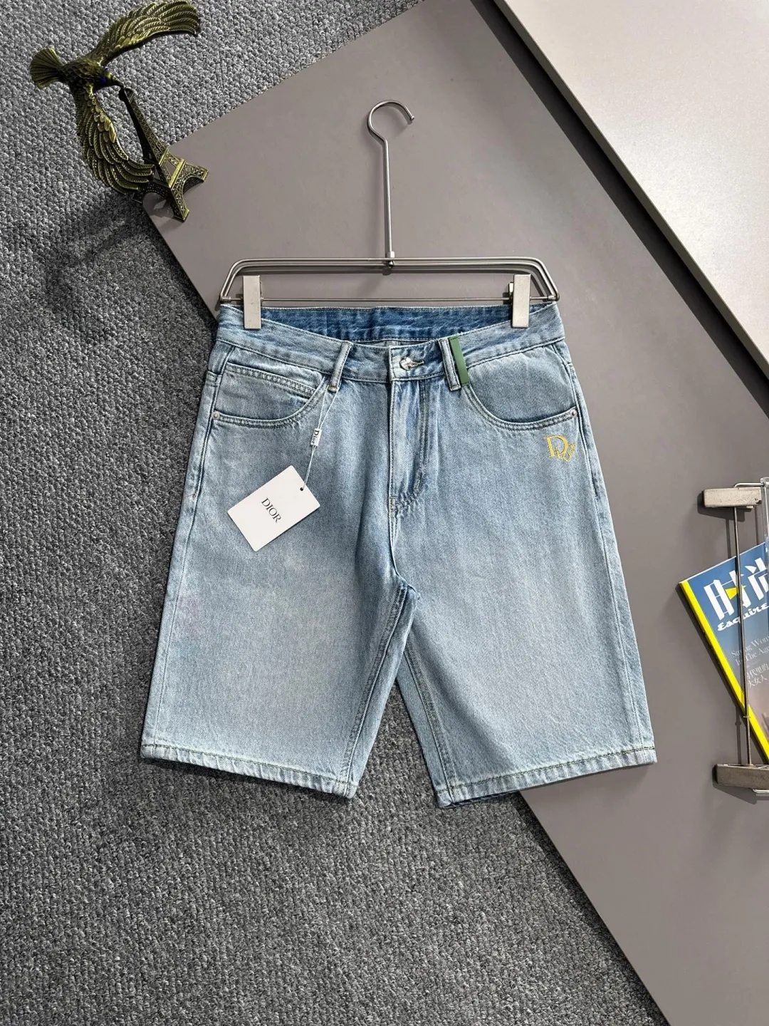🅿️330 Dior 2025 summer new jeans denim shorts are produced using imported Japanese Denim plain cotton denim fabrics, complete with three standards. The top stone-washed process makes the texture reach the old taste of the 1980s. It is soft, delicate, comfortable and breathable. The color has a modern and fashionable vicissitudes. The upper body is versatile and fashionable! Light luxury, a must-have item for daily commuting! Code number: 28-40 (please state your height and weight when placing an order)