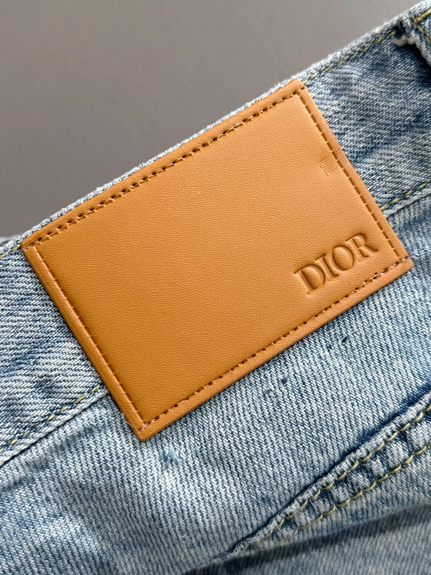 🅿️330 Dior 2025 summer new jeans denim shorts are produced using imported Japanese Denim plain cotton denim fabrics, complete with three standards. The top stone-washed process makes the texture reach the old taste of the 1980s. It is soft, delicate, comfortable and breathable. The color has a modern and fashionable vicissitudes. The upper body is versatile and fashionable! Light luxury, a must-have item for daily commuting! Code number: 28-40 (please state your height and weight when placing an order)