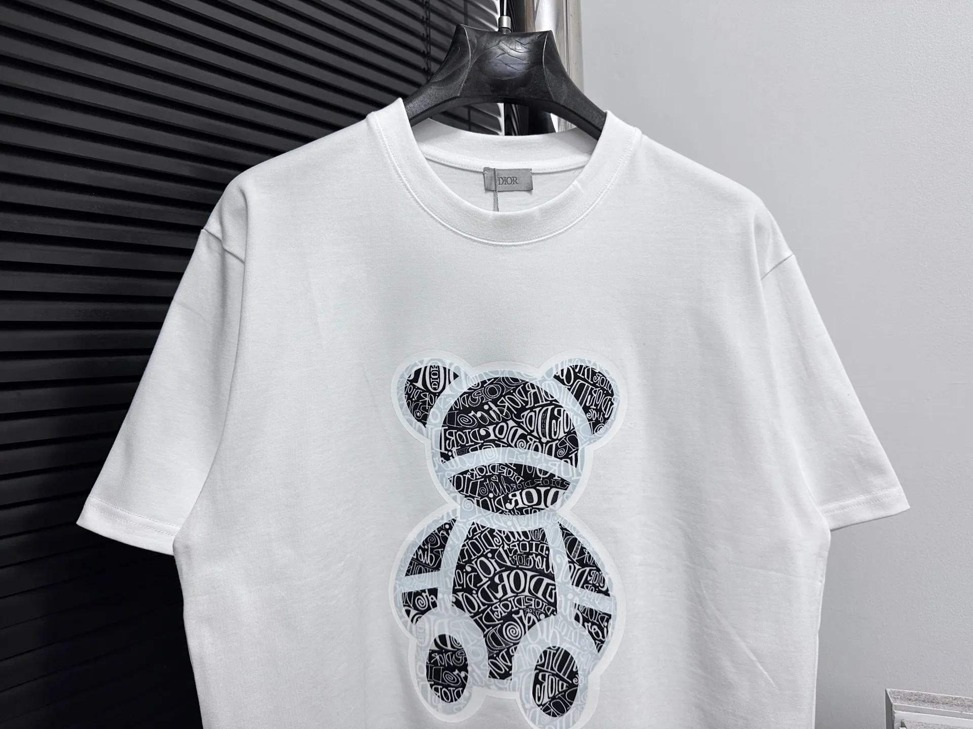 🅿️170 [Dior] Dior 25ss new bear short-sleeved custom 280g vat-dyed fabric feels very comfortable. The latest brick cabinet in spring and summer is fashionable and versatile. It is very suitable for both men and women. A must-have hangtag. Collar label. Washed wheat three labels are complete. Color: black white. Size: S-XL.