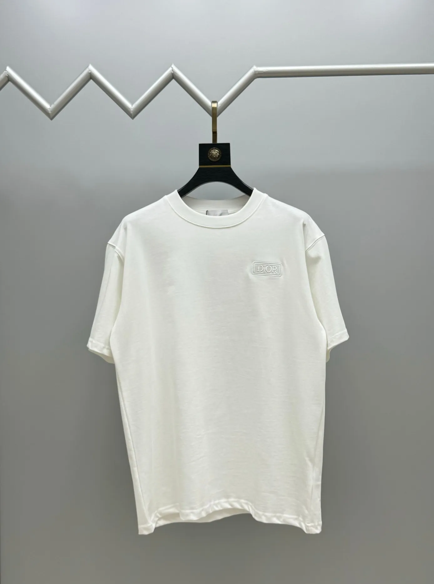 🅿️210 (top version, differentiated currency) will not be taken off the shelves all year round, sell with confidence. Style: Dior/DIO.R short-sleeved T-shirt. Fabric: 300g double yarn 100% cotton. Rib: 320g heavy Sorona 1*1 trendy brand. Craftsmanship: imported machine embroidered logo. Color: white black. Size: XS S M L. Gender-neutral. Same style for men and women.