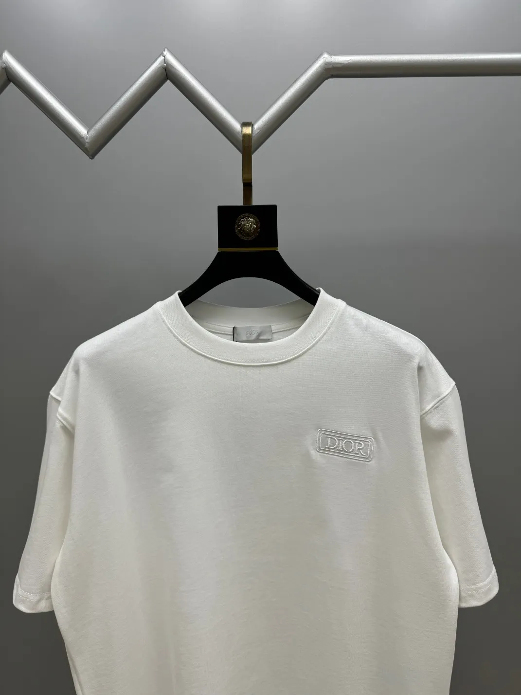 🅿️210 (top version, differentiated currency) will not be taken off the shelves all year round, sell with confidence. Style: Dior/DIO.R short-sleeved T-shirt. Fabric: 300g double yarn 100% cotton. Rib: 320g heavy Sorona 1*1 trendy brand. Craftsmanship: imported machine embroidered logo. Color: white black. Size: XS S M L. Gender-neutral. Same style for men and women.