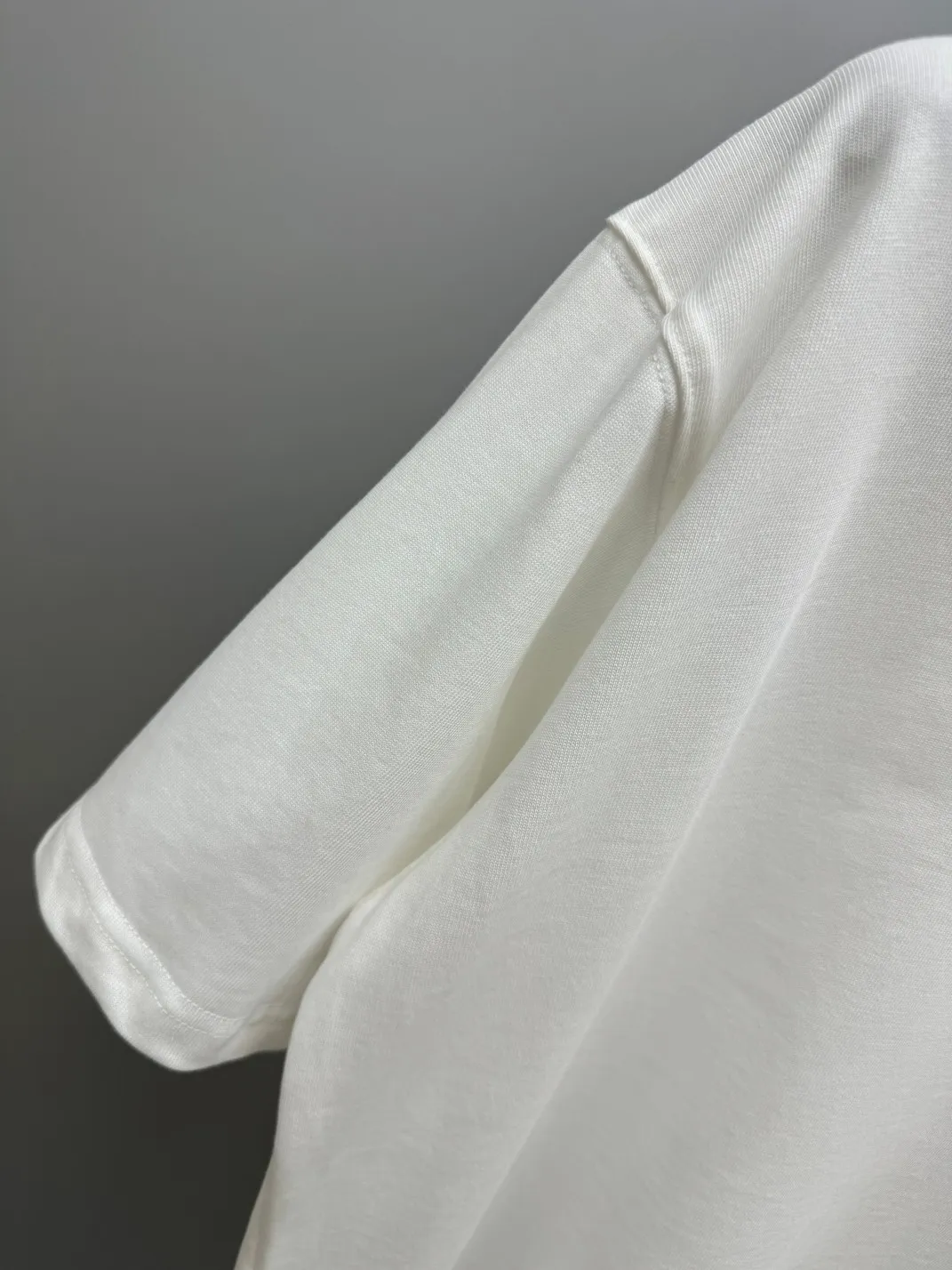🅿️210 (top version, differentiated currency) will not be taken off the shelves all year round, sell with confidence. Style: Dior/DIO.R short-sleeved T-shirt. Fabric: 300g double yarn 100% cotton. Rib: 320g heavy Sorona 1*1 trendy brand. Craftsmanship: imported machine embroidered logo. Color: white black. Size: XS S M L. Gender-neutral. Same style for men and women.