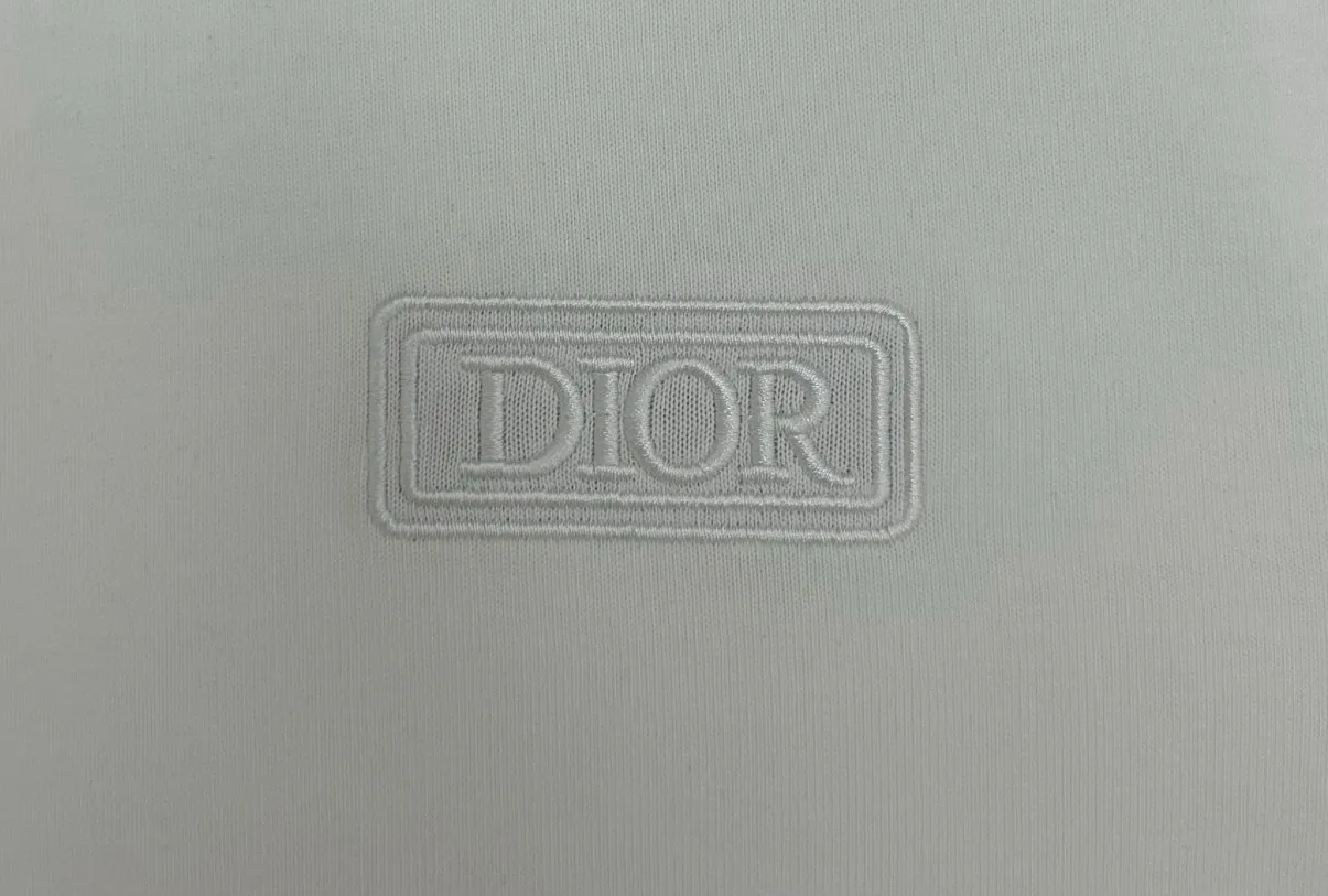 🅿️210 (top version, differentiated currency) will not be taken off the shelves all year round, sell with confidence. Style: Dior/DIO.R short-sleeved T-shirt. Fabric: 300g double yarn 100% cotton. Rib: 320g heavy Sorona 1*1 trendy brand. Craftsmanship: imported machine embroidered logo. Color: white black. Size: XS S M L. Gender-neutral. Same style for men and women.