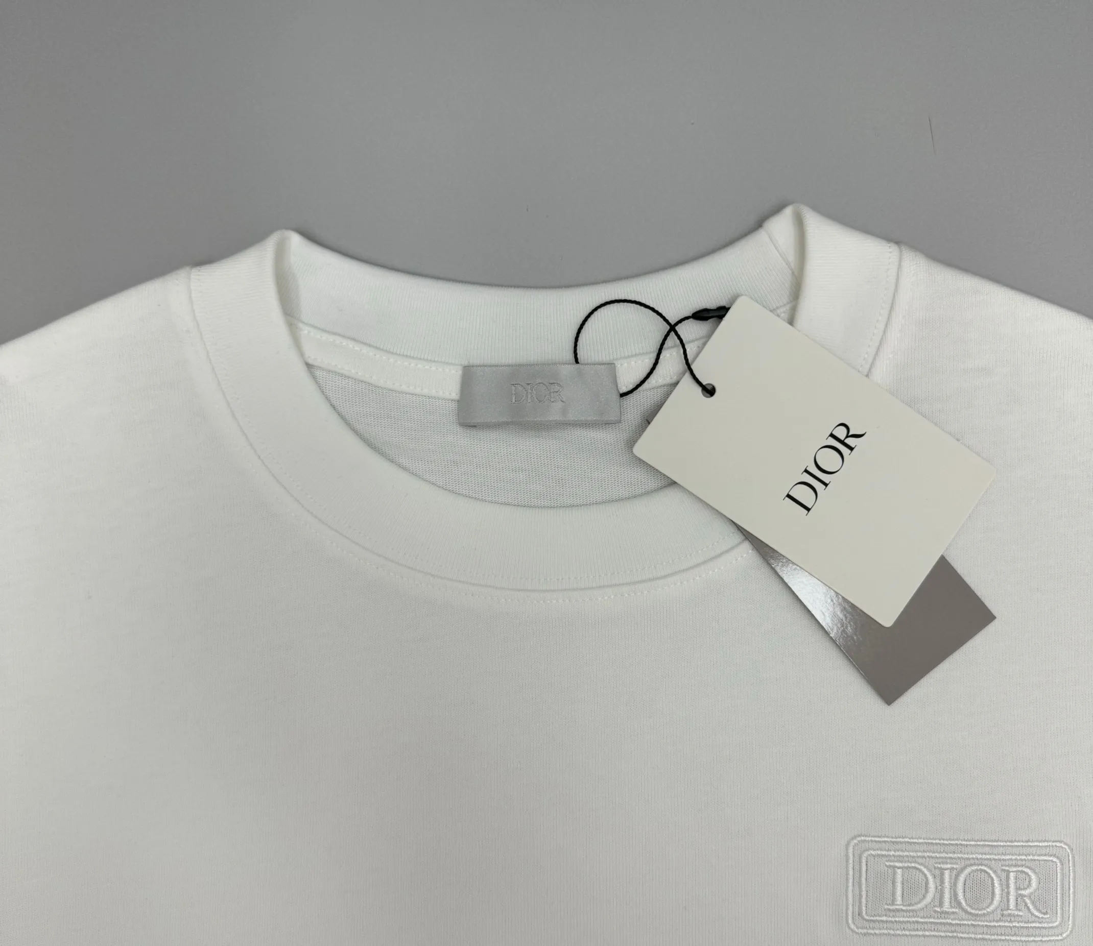 🅿️210 (top version, differentiated currency) will not be taken off the shelves all year round, sell with confidence. Style: Dior/DIO.R short-sleeved T-shirt. Fabric: 300g double yarn 100% cotton. Rib: 320g heavy Sorona 1*1 trendy brand. Craftsmanship: imported machine embroidered logo. Color: white black. Size: XS S M L. Gender-neutral. Same style for men and women.