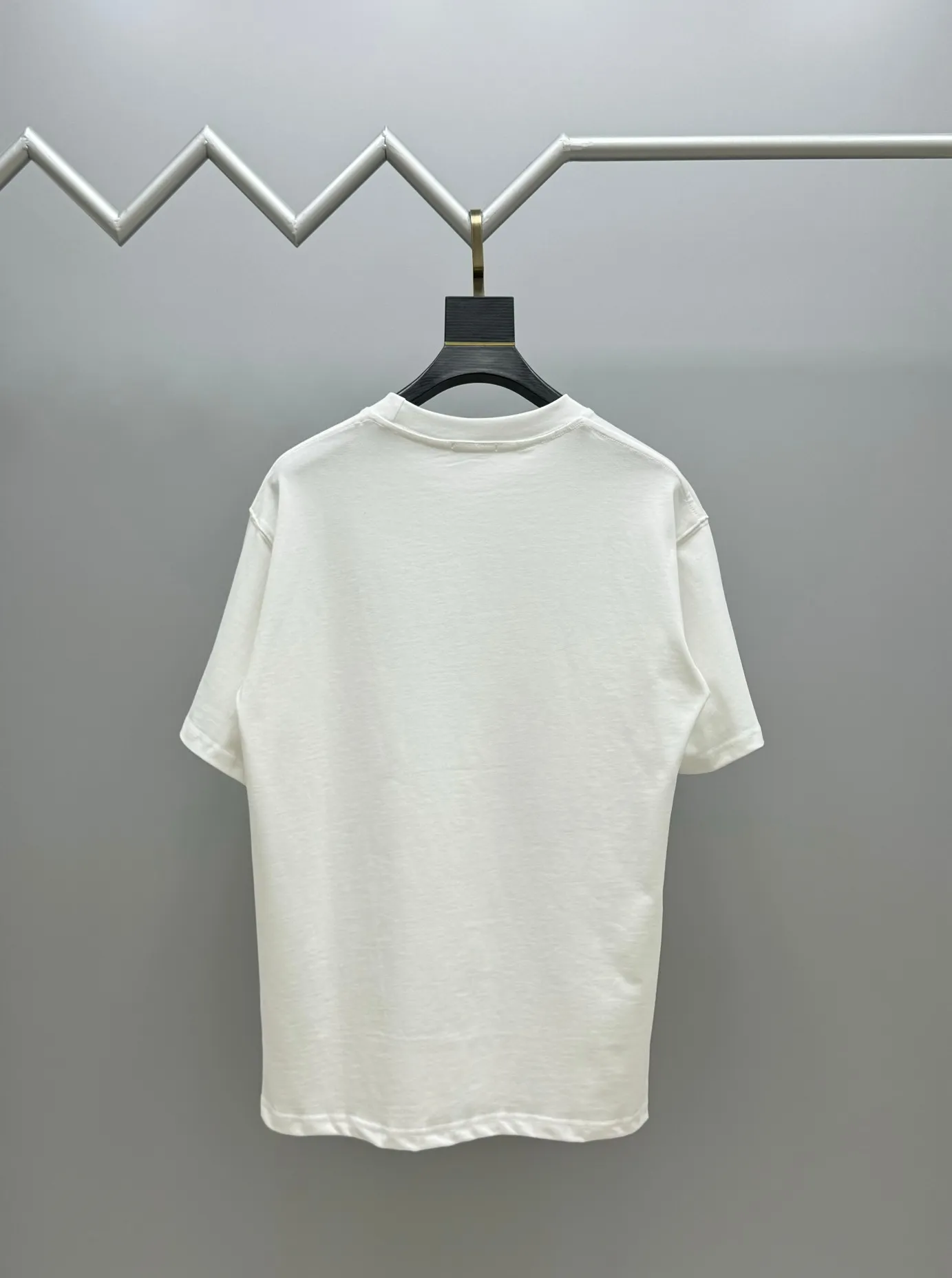 🅿️210 (top version, differentiated currency) will not be taken off the shelves all year round, sell with confidence. Style: Dior/DIO.R short-sleeved T-shirt. Fabric: 300g double yarn 100% cotton. Rib: 320g heavy Sorona 1*1 trendy brand. Craftsmanship: imported machine embroidered logo. Color: white black. Size: XS S M L. Gender-neutral. Same style for men and women.