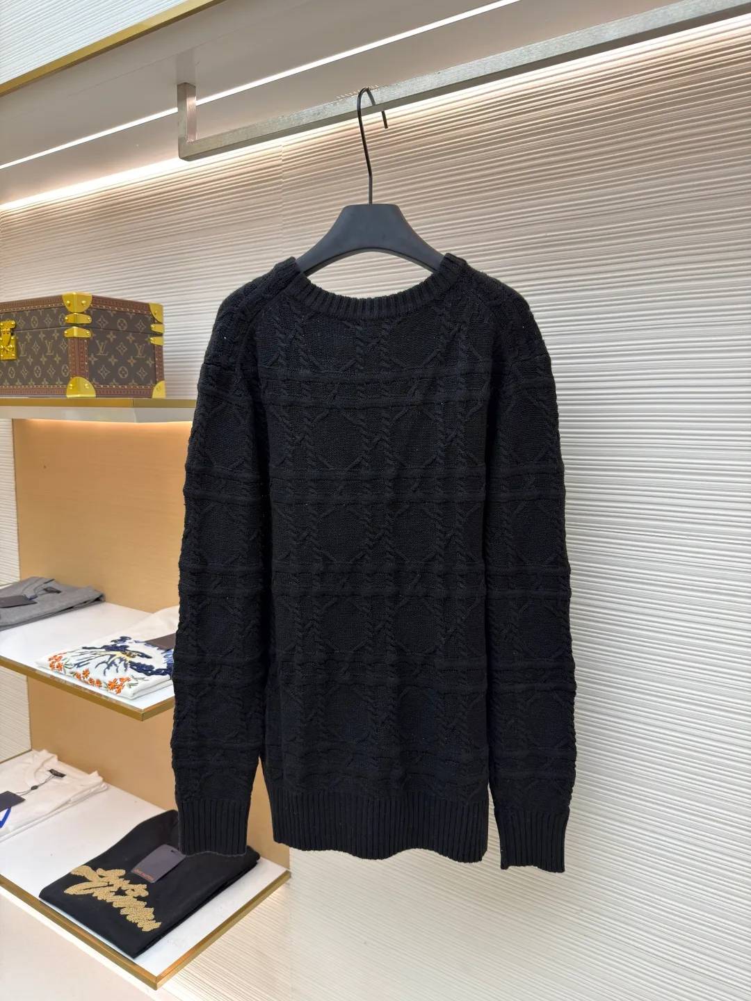 DIOR cashmere fabric cannage pattern sweater ●Original version: 22000 purchased and developed ●Item number: 1681446-B40 ●Fabric: wool blended fabric ●Technology: knitted ●Color: black ●Version: fitted version ●Weight: about 655 grams ●Size: S-M-L-XL ●Description: This sweater is made of high-quality wool blended fabric and uses precision jacquard knitting technology to present the brand's iconic texture pattern, which is soft to the touch and has excellent warmth retention. The round neck structure is processed by overlocking technology, and the neckline fits the neck and is not easily deformed. The overall knitting process adopts high-density weaving method, the jacquard texture is three-dimensional and uniform, and the body is smooth without missing stitches. From fabric selection to detailed control of jacquard craftsmanship, every process reflects Dior's ultimate pursuit of craftsmanship precision and luxurious style. It not only retains the classic warmth of knitted sweaters, but also demonstrates the brand's high recognition through unique jacquard design. It is a fusion of knitting craftsmanship and high-end fashion design. The overall wiring is straight and delicate, the fabric is comfortable and soft, and the color is consistent without color difference. It can be matched with the same style to create a fashionable look and control various occasions. Customized accessories, complete with three standards, same style for men and women!