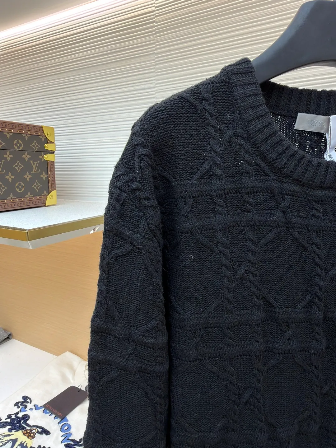 DIOR cashmere fabric cannage pattern sweater ●Original version: 22000 purchased and developed ●Item number: 1681446-B40 ●Fabric: wool blended fabric ●Technology: knitted ●Color: black ●Version: fitted version ●Weight: about 655 grams ●Size: S-M-L-XL ●Description: This sweater is made of high-quality wool blended fabric and uses precision jacquard knitting technology to present the brand's iconic texture pattern, which is soft to the touch and has excellent warmth retention. The round neck structure is processed by overlocking technology, and the neckline fits the neck and is not easily deformed. The overall knitting process adopts high-density weaving method, the jacquard texture is three-dimensional and uniform, and the body is smooth without missing stitches. From fabric selection to detailed control of jacquard craftsmanship, every process reflects Dior's ultimate pursuit of craftsmanship precision and luxurious style. It not only retains the classic warmth of knitted sweaters, but also demonstrates the brand's high recognition through unique jacquard design. It is a fusion of knitting craftsmanship and high-end fashion design. The overall wiring is straight and delicate, the fabric is comfortable and soft, and the color is consistent without color difference. It can be matched with the same style to create a fashionable look and control various occasions. Customized accessories, complete with three standards, same style for men and women!