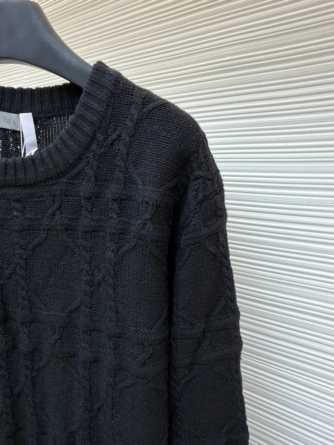 DIOR cashmere fabric cannage pattern sweater ●Original version: 22000 purchased and developed ●Item number: 1681446-B40 ●Fabric: wool blended fabric ●Technology: knitted ●Color: black ●Version: fitted version ●Weight: about 655 grams ●Size: S-M-L-XL ●Description: This sweater is made of high-quality wool blended fabric and uses precision jacquard knitting technology to present the brand's iconic texture pattern, which is soft to the touch and has excellent warmth retention. The round neck structure is processed by overlocking technology, and the neckline fits the neck and is not easily deformed. The overall knitting process adopts high-density weaving method, the jacquard texture is three-dimensional and uniform, and the body is smooth without missing stitches. From fabric selection to detailed control of jacquard craftsmanship, every process reflects Dior's ultimate pursuit of craftsmanship precision and luxurious style. It not only retains the classic warmth of knitted sweaters, but also demonstrates the brand's high recognition through unique jacquard design. It is a fusion of knitting craftsmanship and high-end fashion design. The overall wiring is straight and delicate, the fabric is comfortable and soft, and the color is consistent without color difference. It can be matched with the same style to create a fashionable look and control various occasions. Customized accessories, complete with three standards, same style for men and women!