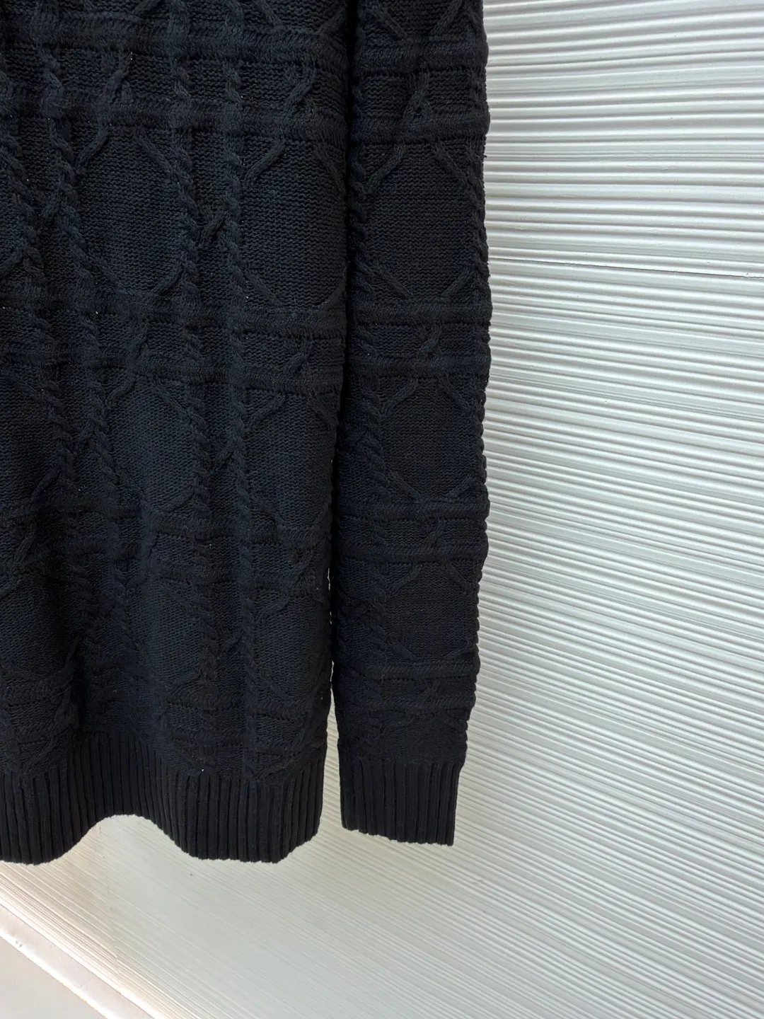 DIOR cashmere fabric cannage pattern sweater ●Original version: 22000 purchased and developed ●Item number: 1681446-B40 ●Fabric: wool blended fabric ●Technology: knitted ●Color: black ●Version: fitted version ●Weight: about 655 grams ●Size: S-M-L-XL ●Description: This sweater is made of high-quality wool blended fabric and uses precision jacquard knitting technology to present the brand's iconic texture pattern, which is soft to the touch and has excellent warmth retention. The round neck structure is processed by overlocking technology, and the neckline fits the neck and is not easily deformed. The overall knitting process adopts high-density weaving method, the jacquard texture is three-dimensional and uniform, and the body is smooth without missing stitches. From fabric selection to detailed control of jacquard craftsmanship, every process reflects Dior's ultimate pursuit of craftsmanship precision and luxurious style. It not only retains the classic warmth of knitted sweaters, but also demonstrates the brand's high recognition through unique jacquard design. It is a fusion of knitting craftsmanship and high-end fashion design. The overall wiring is straight and delicate, the fabric is comfortable and soft, and the color is consistent without color difference. It can be matched with the same style to create a fashionable look and control various occasions. Customized accessories, complete with three standards, same style for men and women!