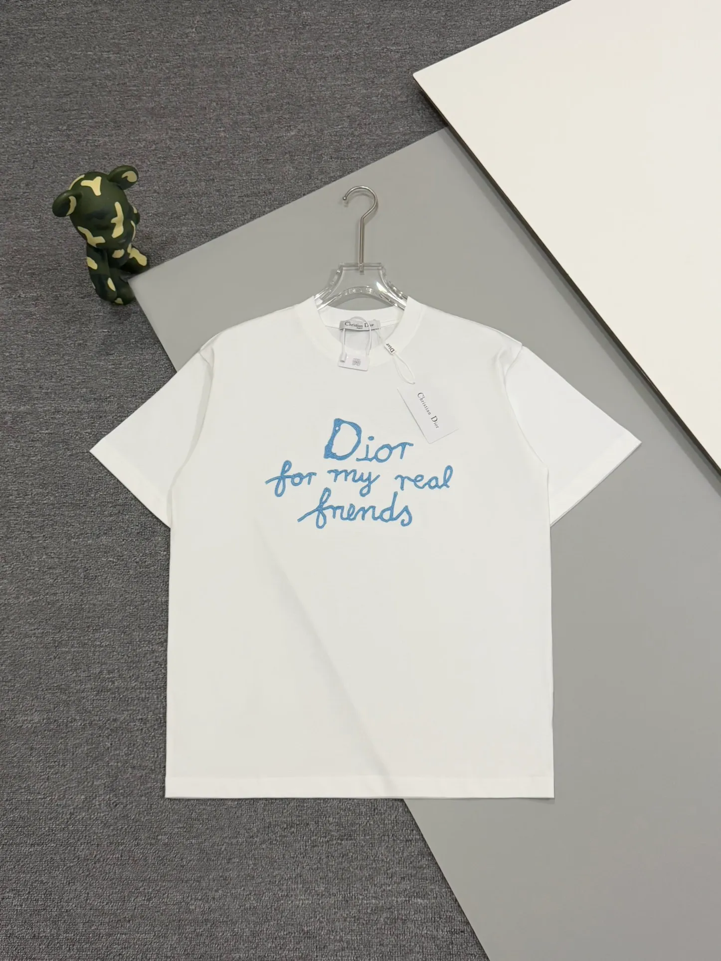 🅿️190 [Higher version] Dior* Dior SS25 new version short-sleeved men and women 👫, on sale simultaneously! Customized 32-count 280g combed fabric, original craft thread, designed with blue letter logo embroidery craft! Simple and elegant, easy to match and versatile, extremely high-grade, perfectly integrated into fashion and style, it is a top-notch fashionable style that is perfect for outer wear! The whole thing gives people a natural feeling! The ultimate classic versatile short-sleeved T-shirt, the ultimate in heavy work and perfection! Fans who pursue high quality should rush to buy it by themselves, and we sincerely invite all fans who know the goods to appreciate this model together! All three standards are complete! Color: white/black Size: S to xL