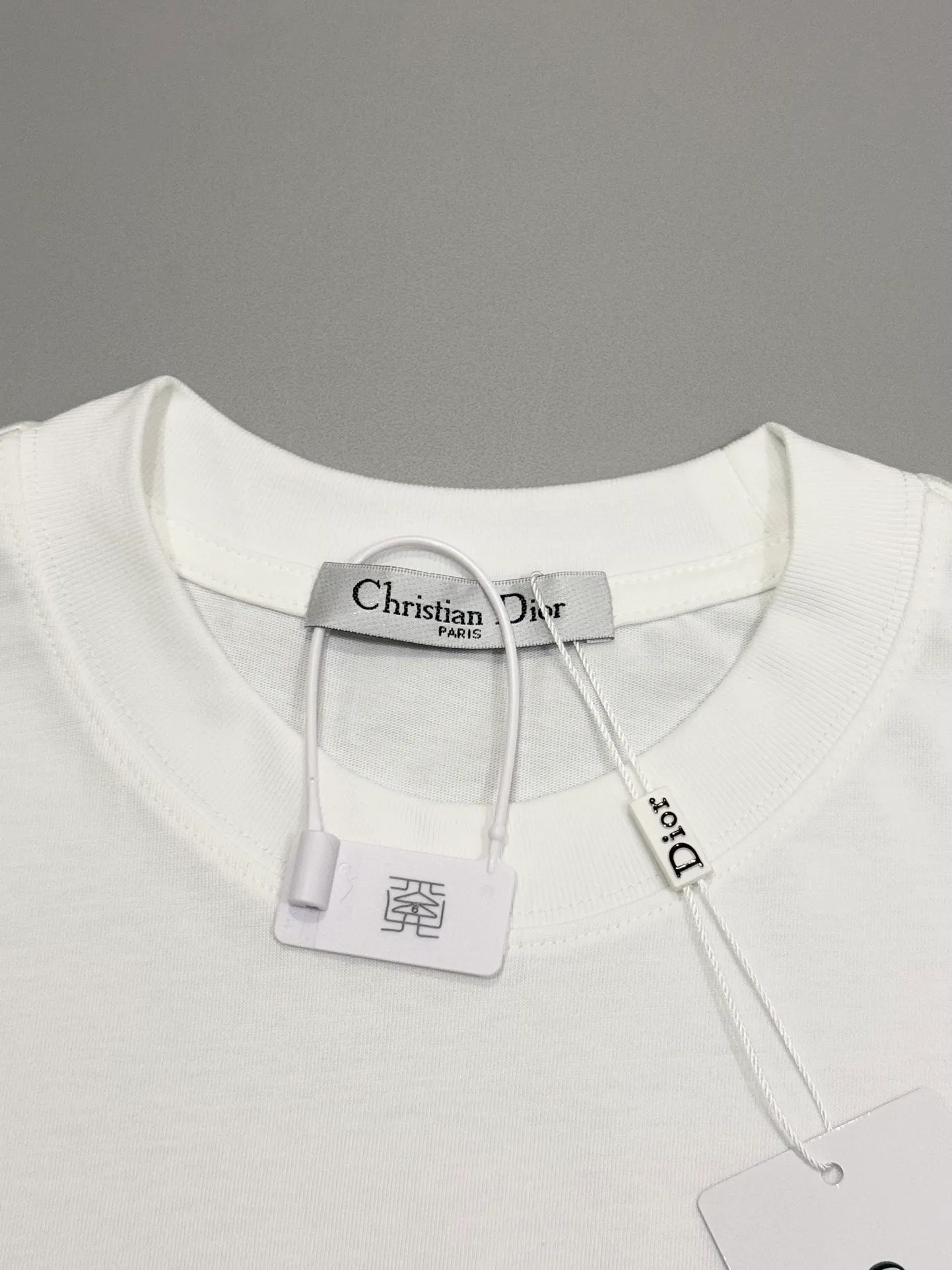 🅿️190 [Higher version] Dior* Dior SS25 new version short-sleeved men and women 👫, on sale simultaneously! Customized 32-count 280g combed fabric, original craft thread, designed with blue letter logo embroidery craft! Simple and elegant, easy to match and versatile, extremely high-grade, perfectly integrated into fashion and style, it is a top-notch fashionable style that is perfect for outer wear! The whole thing gives people a natural feeling! The ultimate classic versatile short-sleeved T-shirt, the ultimate in heavy work and perfection! Fans who pursue high quality should rush to buy it by themselves, and we sincerely invite all fans who know the goods to appreciate this model together! All three standards are complete! Color: white/black Size: S to xL