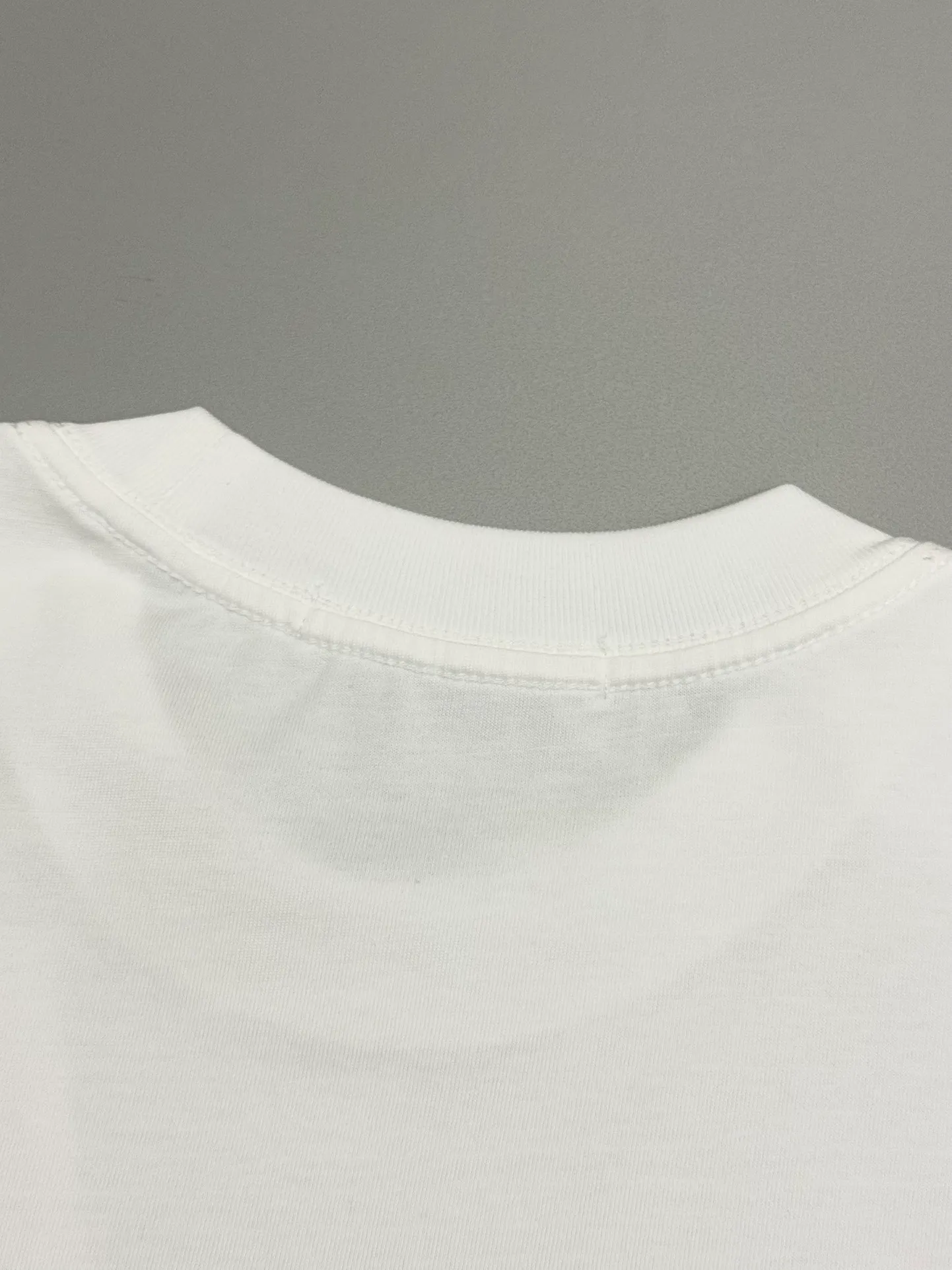 🅿️190 [Higher version] Dior* Dior SS25 new version short-sleeved men and women 👫, on sale simultaneously! Customized 32-count 280g combed fabric, original craft thread, designed with blue letter logo embroidery craft! Simple and elegant, easy to match and versatile, extremely high-grade, perfectly integrated into fashion and style, it is a top-notch fashionable style that is perfect for outer wear! The whole thing gives people a natural feeling! The ultimate classic versatile short-sleeved T-shirt, the ultimate in heavy work and perfection! Fans who pursue high quality should rush to buy it by themselves, and we sincerely invite all fans who know the goods to appreciate this model together! All three standards are complete! Color: white/black Size: S to xL