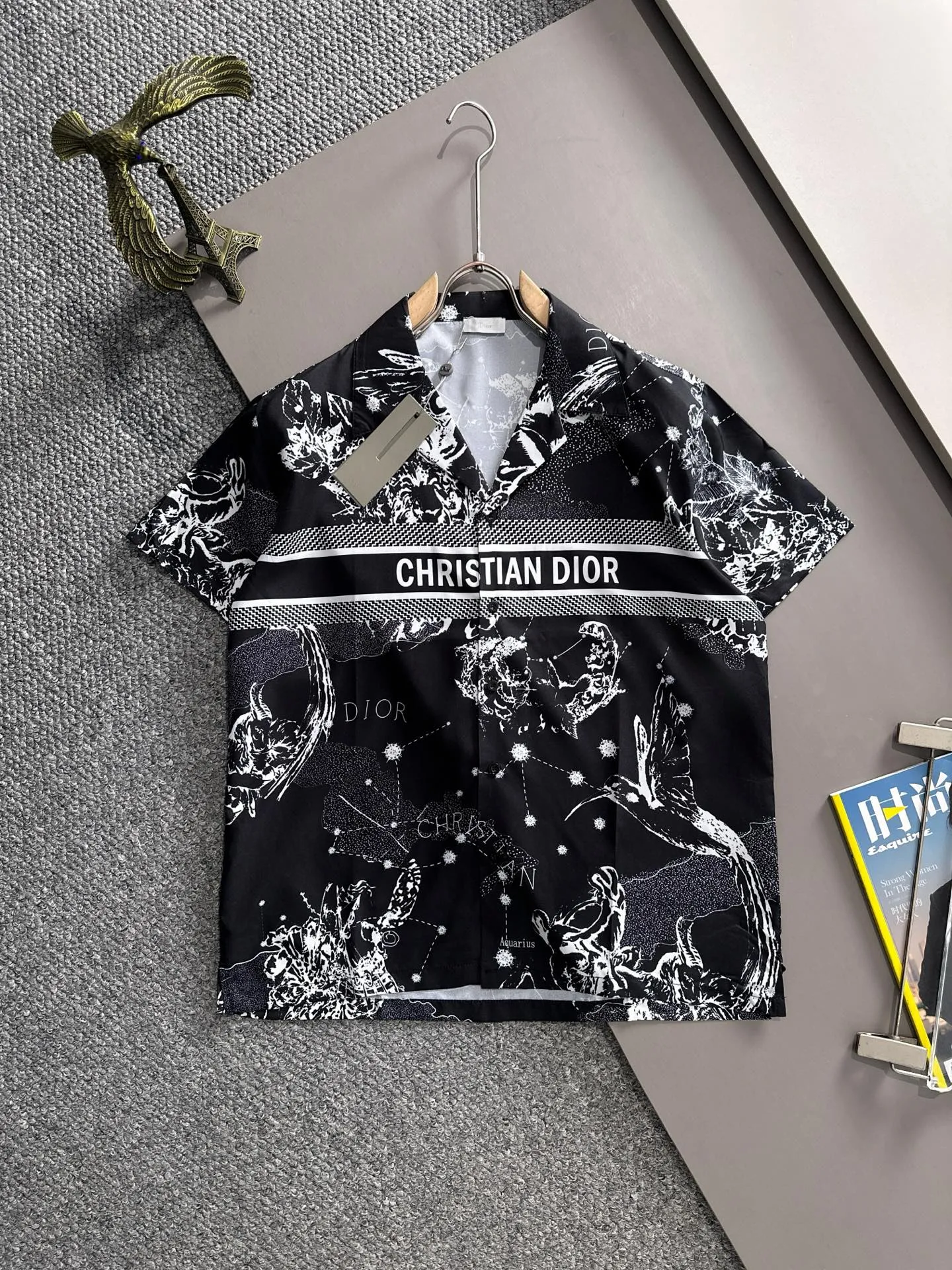🅿️290 Dior 2025 summer classic LOGO design all-over printed shirt, light and thin cotton full-body digital printing, made of high-quality polyester fiber fabric, carefully crafted in a standard version, versatile for leisure time! The classic logo is very eye-catching, showing a sense of luxury and style. It is a classic and mainstream style that never goes out of style and is elegant! Extremely handsome, classic and heroic. Same style for men and women. Size: M-3XL (Please note your height and weight when placing an order)