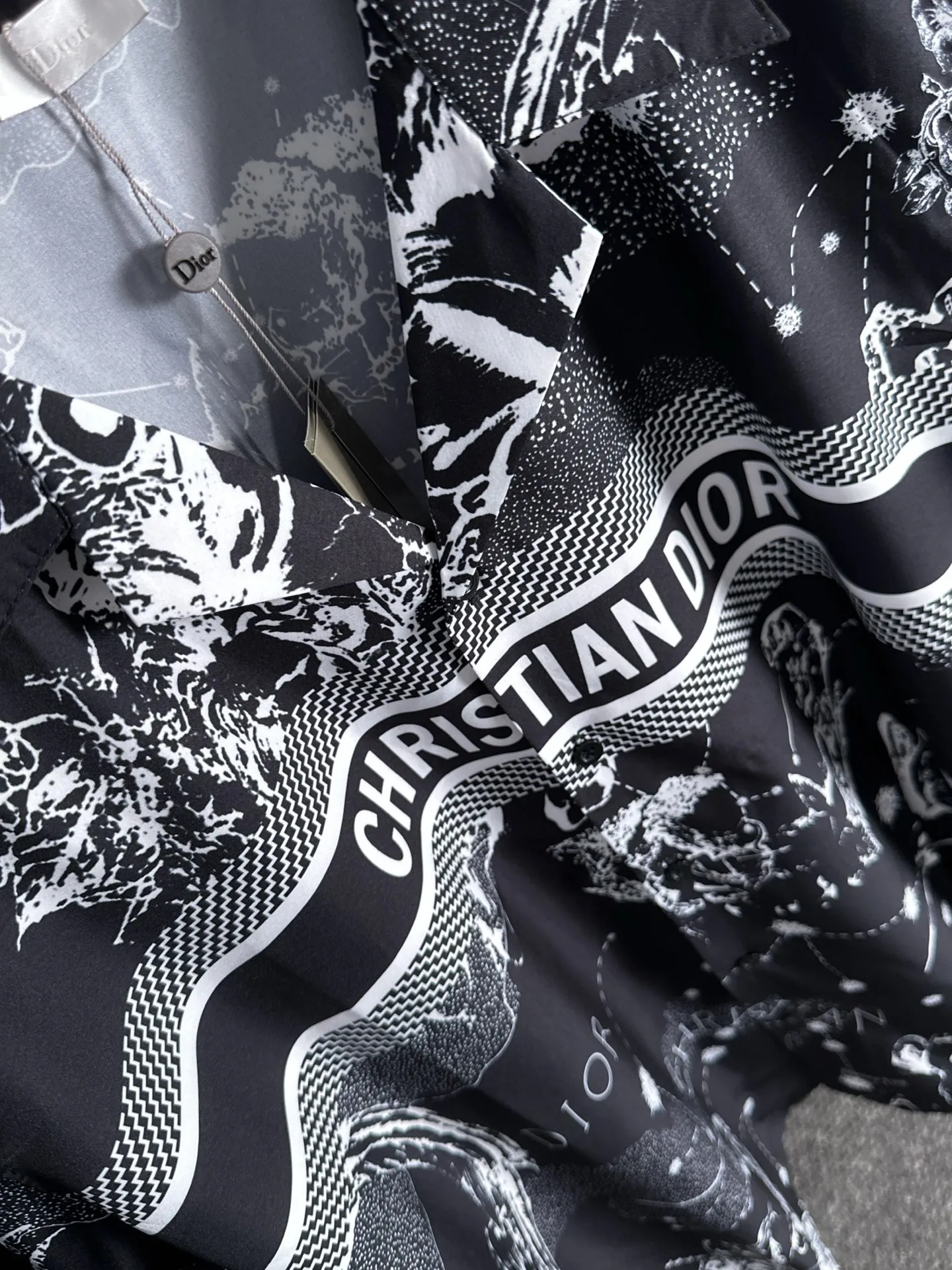 🅿️290 Dior 2025 summer classic LOGO design all-over printed shirt, light and thin cotton full-body digital printing, made of high-quality polyester fiber fabric, carefully crafted in a standard version, versatile for leisure time! The classic logo is very eye-catching, showing a sense of luxury and style. It is a classic and mainstream style that never goes out of style and is elegant! Extremely handsome, classic and heroic. Same style for men and women. Size: M-3XL (Please note your height and weight when placing an order)