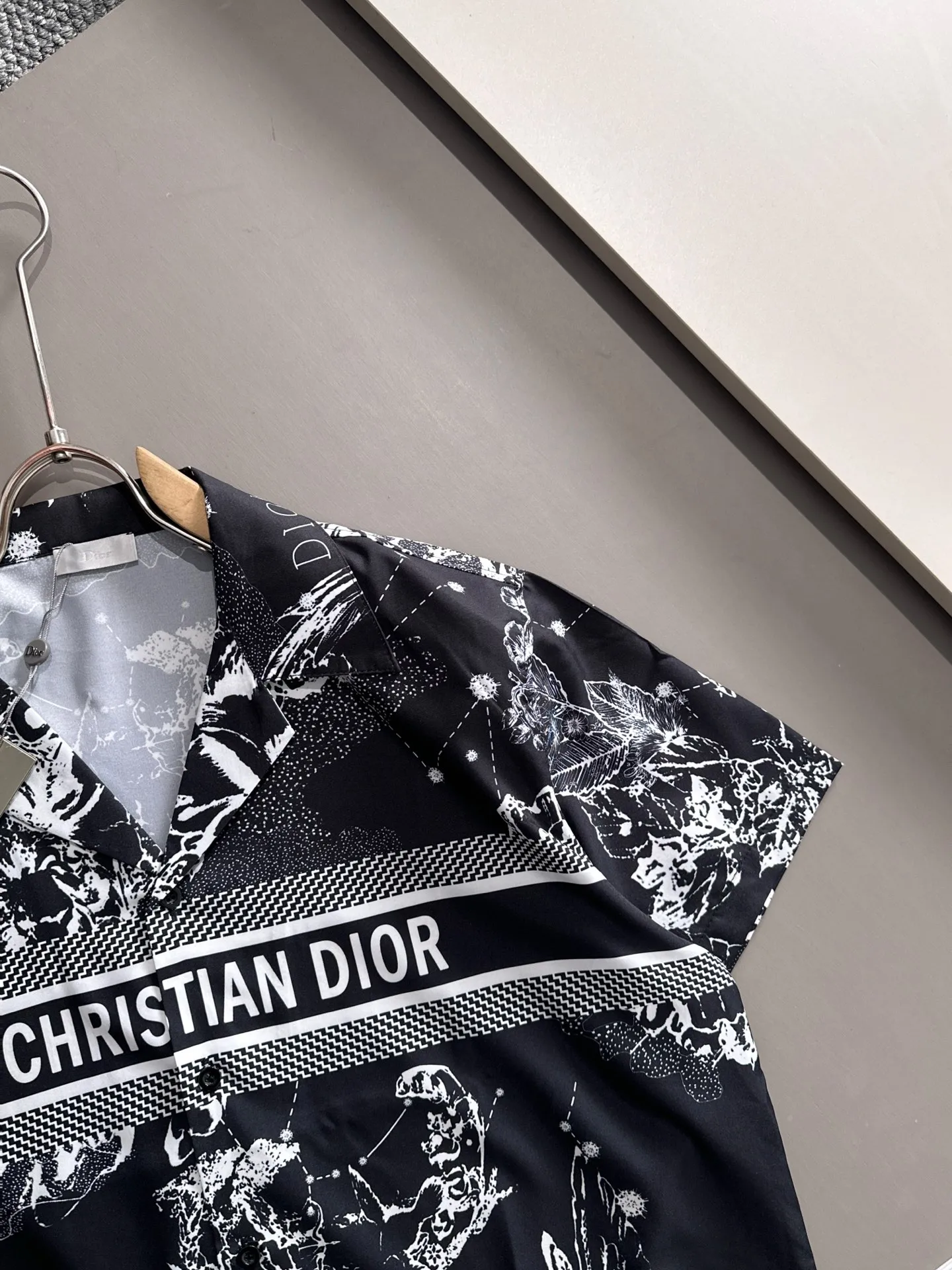 🅿️290 Dior 2025 summer classic LOGO design all-over printed shirt, light and thin cotton full-body digital printing, made of high-quality polyester fiber fabric, carefully crafted in a standard version, versatile for leisure time! The classic logo is very eye-catching, showing a sense of luxury and style. It is a classic and mainstream style that never goes out of style and is elegant! Extremely handsome, classic and heroic. Same style for men and women. Size: M-3XL (Please note your height and weight when placing an order)