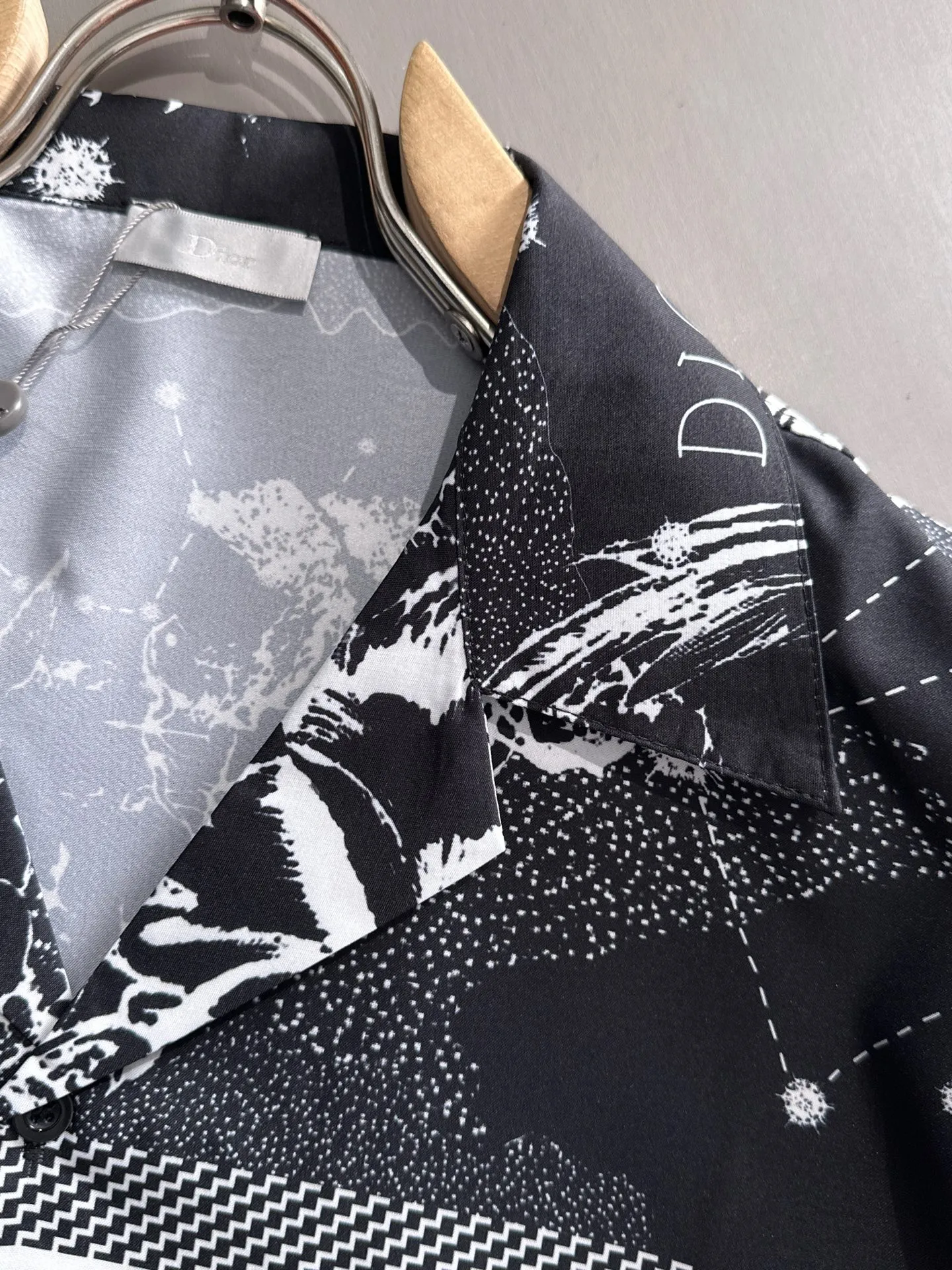 🅿️290 Dior 2025 summer classic LOGO design all-over printed shirt, light and thin cotton full-body digital printing, made of high-quality polyester fiber fabric, carefully crafted in a standard version, versatile for leisure time! The classic logo is very eye-catching, showing a sense of luxury and style. It is a classic and mainstream style that never goes out of style and is elegant! Extremely handsome, classic and heroic. Same style for men and women. Size: M-3XL (Please note your height and weight when placing an order)