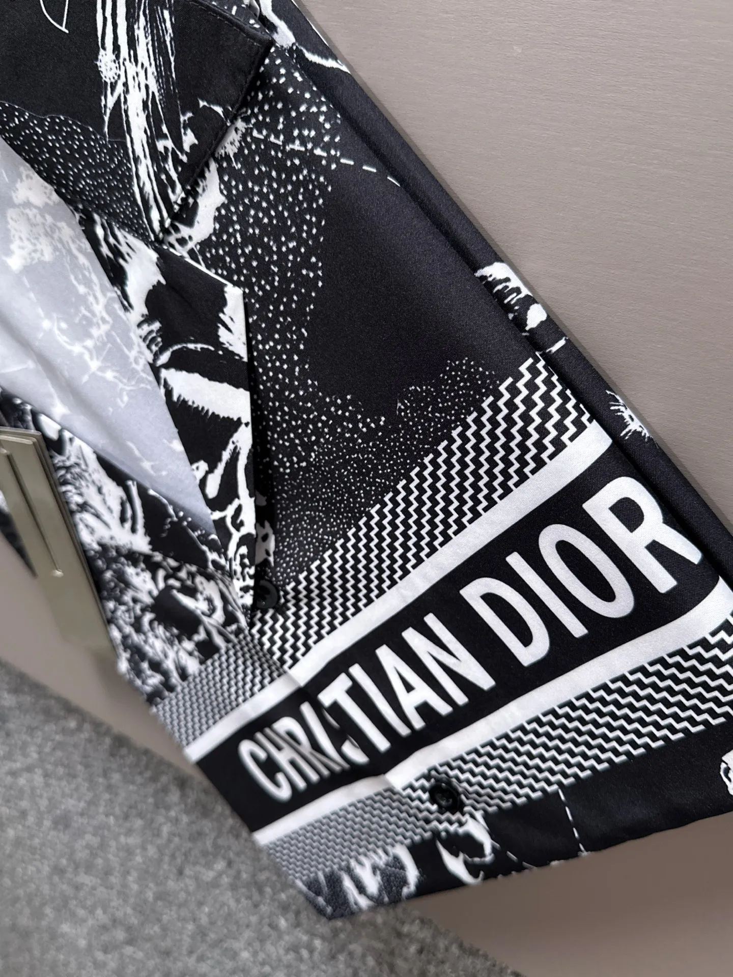 🅿️290 Dior 2025 summer classic LOGO design all-over printed shirt, light and thin cotton full-body digital printing, made of high-quality polyester fiber fabric, carefully crafted in a standard version, versatile for leisure time! The classic logo is very eye-catching, showing a sense of luxury and style. It is a classic and mainstream style that never goes out of style and is elegant! Extremely handsome, classic and heroic. Same style for men and women. Size: M-3XL (Please note your height and weight when placing an order)