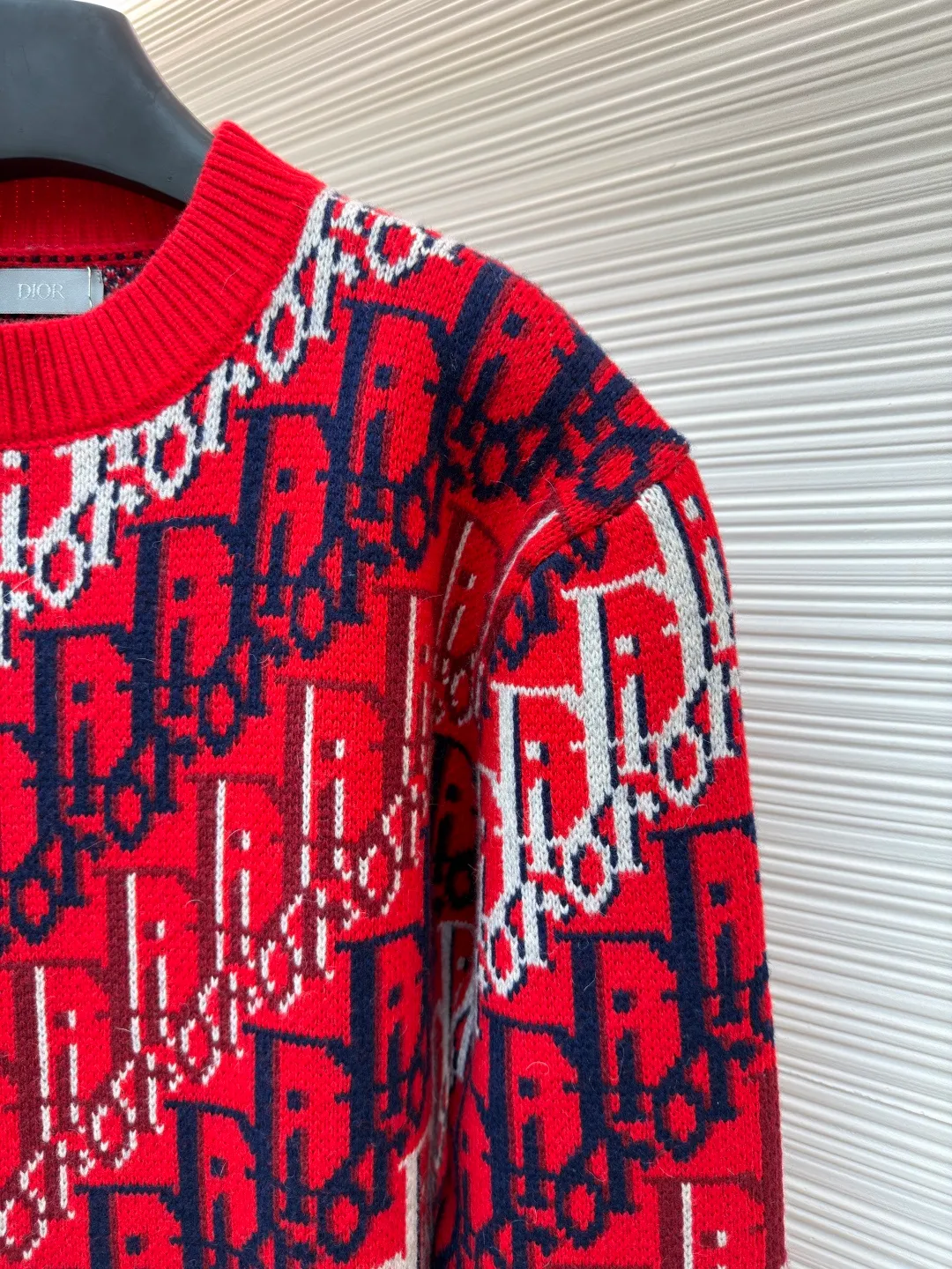 Dior onlique ribbed round neck printed long-sleeved sweater ●Original version: purchased and developed by 21969 ●Item number: 1682472-B45 ●Fabric: wool fabric ●Technology: knitted ●Color: red ●Version: fitted version ●Weight: about 880 grams ●Size: S-M-L-XL ●Description: This Dior all-over presbyopia knitted sweater is made of imported merino wool blended yarn. The yarn is fine and smooth after combing process, and has good warmth retention and breathability. The body uses double-sided jacquard technology to create the classic Oblique presbyopia pattern. Red, navy blue and white yarns are interwoven to form a three-dimensional texture effect. The pattern alignment is accurate and there is no misalignment. Every inch of the jacquard has been precisely calculated by needle count, making the pattern distinct and textured. The neckline, cuffs and hem are all designed with rib knitting and are reinforced with double-needle sewing technology. They are moderately elastic and durable and will not easily deform. The side seams of the body are made of seamless splicing technology to make the overall shape smoother and fit the body shape. From yarn selection to jacquard weaving, the whole process follows the brand's high-end clothing standards. The stitches are even and fine, and the overlocking and narrowing techniques in the details are all done to the extreme. It perfectly integrates classic presbyopic elements and modern knitting technology, taking into account both design and wearing comfort. The overall wiring is straight and delicate, the fabric is comfortable and soft, and the color is consistent without color difference. It can be matched with the same style to create a fashionable look and control various occasions. Customized accessories, complete with three standards, same style for men and women!