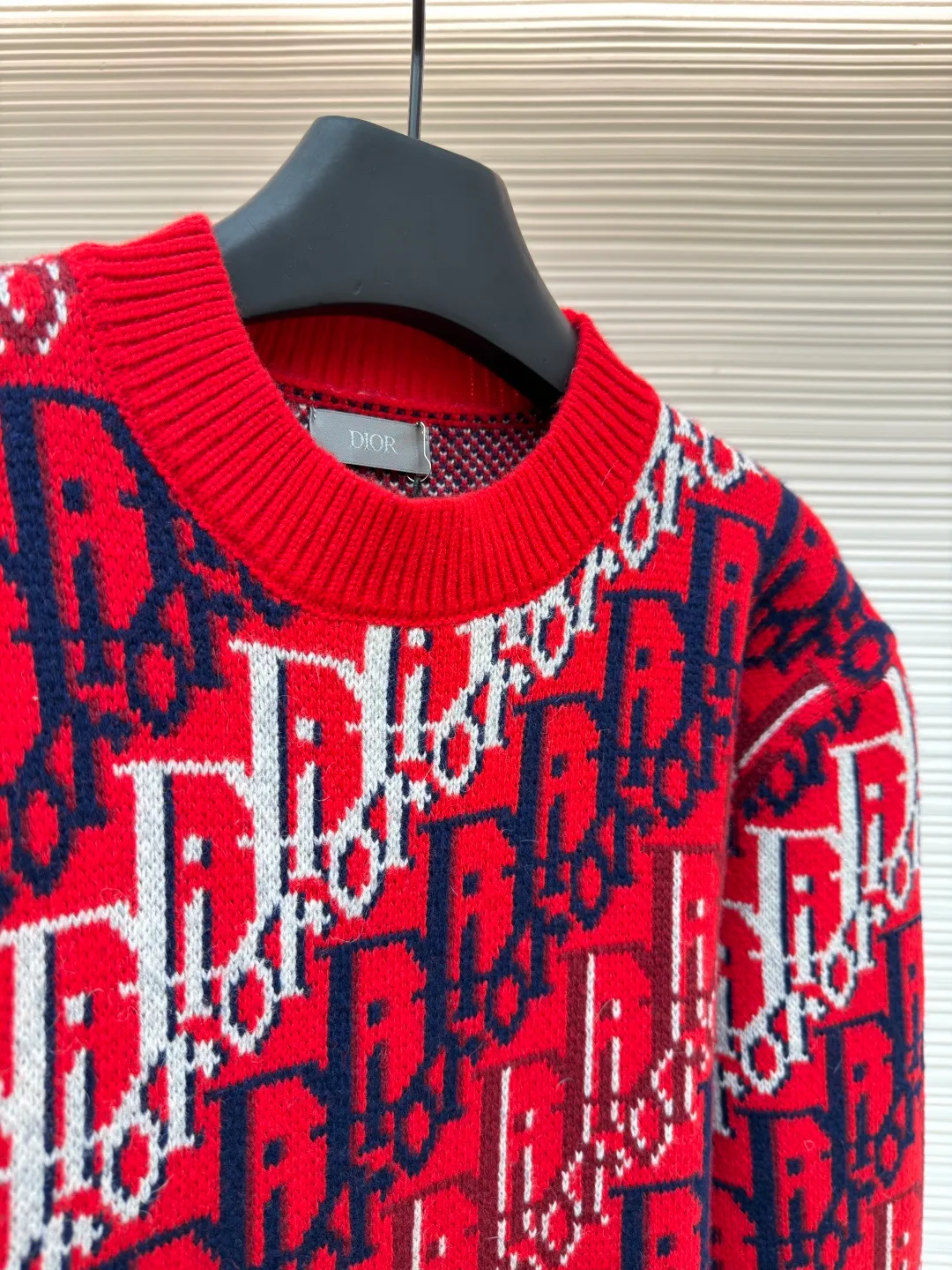 Dior onlique ribbed round neck printed long-sleeved sweater ●Original version: purchased and developed by 21969 ●Item number: 1682472-B45 ●Fabric: wool fabric ●Technology: knitted ●Color: red ●Version: fitted version ●Weight: about 880 grams ●Size: S-M-L-XL ●Description: This Dior all-over presbyopia knitted sweater is made of imported merino wool blended yarn. The yarn is fine and smooth after combing process, and has good warmth retention and breathability. The body uses double-sided jacquard technology to create the classic Oblique presbyopia pattern. Red, navy blue and white yarns are interwoven to form a three-dimensional texture effect. The pattern alignment is accurate and there is no misalignment. Every inch of the jacquard has been precisely calculated by needle count, making the pattern distinct and textured. The neckline, cuffs and hem are all designed with rib knitting and are reinforced with double-needle sewing technology. They are moderately elastic and durable and will not easily deform. The side seams of the body are made of seamless splicing technology to make the overall shape smoother and fit the body shape. From yarn selection to jacquard weaving, the whole process follows the brand's high-end clothing standards. The stitches are even and fine, and the overlocking and narrowing techniques in the details are all done to the extreme. It perfectly integrates classic presbyopic elements and modern knitting technology, taking into account both design and wearing comfort. The overall wiring is straight and delicate, the fabric is comfortable and soft, and the color is consistent without color difference. It can be matched with the same style to create a fashionable look and control various occasions. Customized accessories, complete with three standards, same style for men and women!