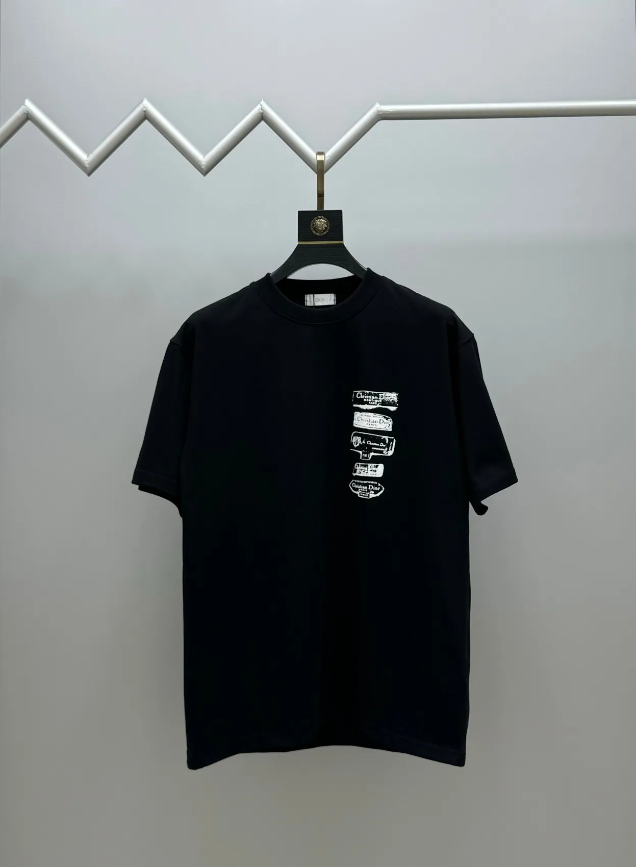 🅿️210 (top version, differentiated currency) will not be taken off the shelves all year round, sell with confidence. Style: Dior/DIO.R short-sleeved T-shirt. Fabric: 300g double yarn 100% cotton. Rib: 320g heavy Sorona 1*1 trendy brand. Craftsmanship: Velvet logo. Color: White. Black. Size: XS S M L. No gender distinction. Same style for men and women.
