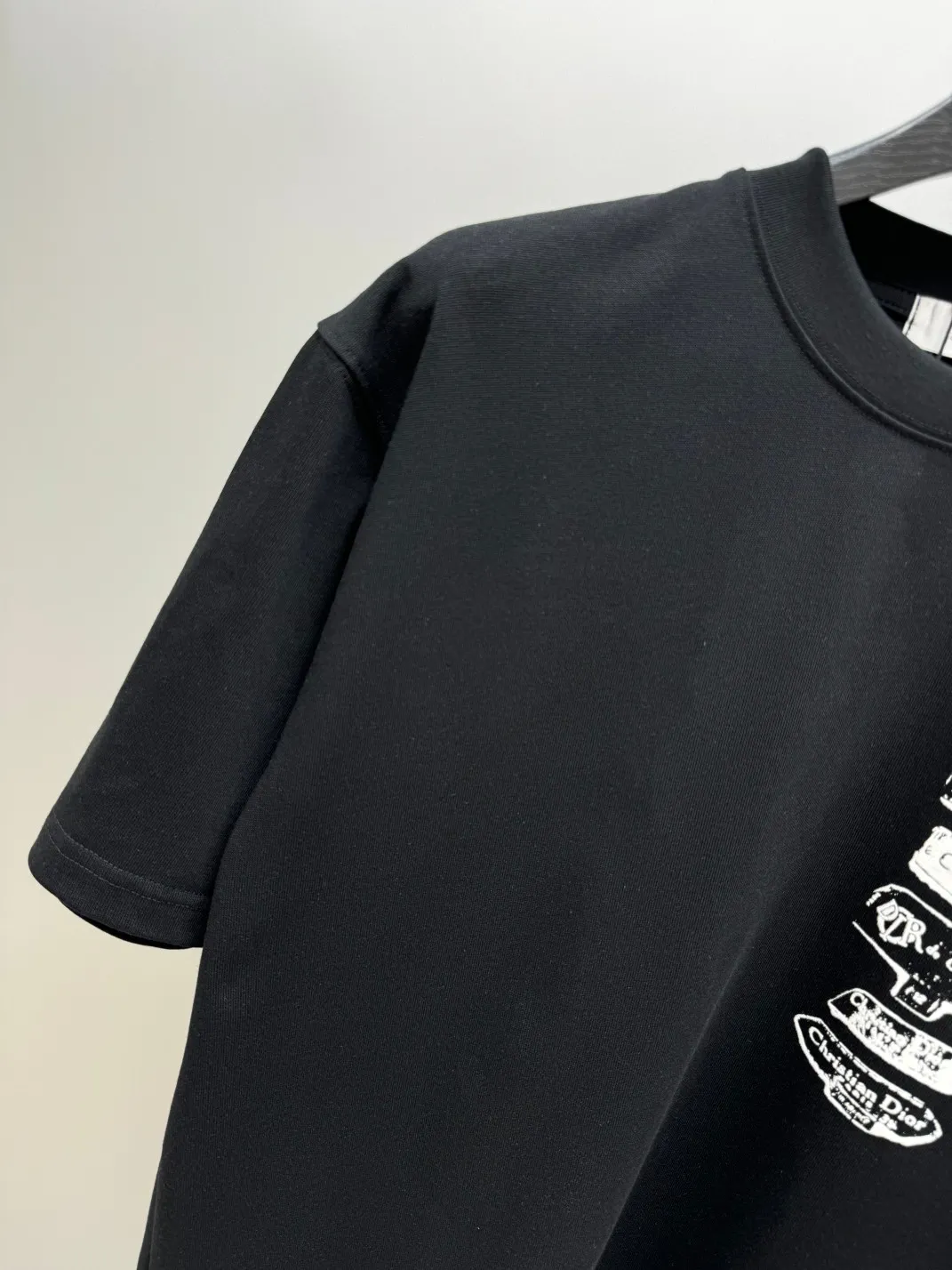 🅿️210 (top version, differentiated currency) will not be taken off the shelves all year round, sell with confidence. Style: Dior/DIO.R short-sleeved T-shirt. Fabric: 300g double yarn 100% cotton. Rib: 320g heavy Sorona 1*1 trendy brand. Craftsmanship: Velvet logo. Color: White. Black. Size: XS S M L. No gender distinction. Same style for men and women.