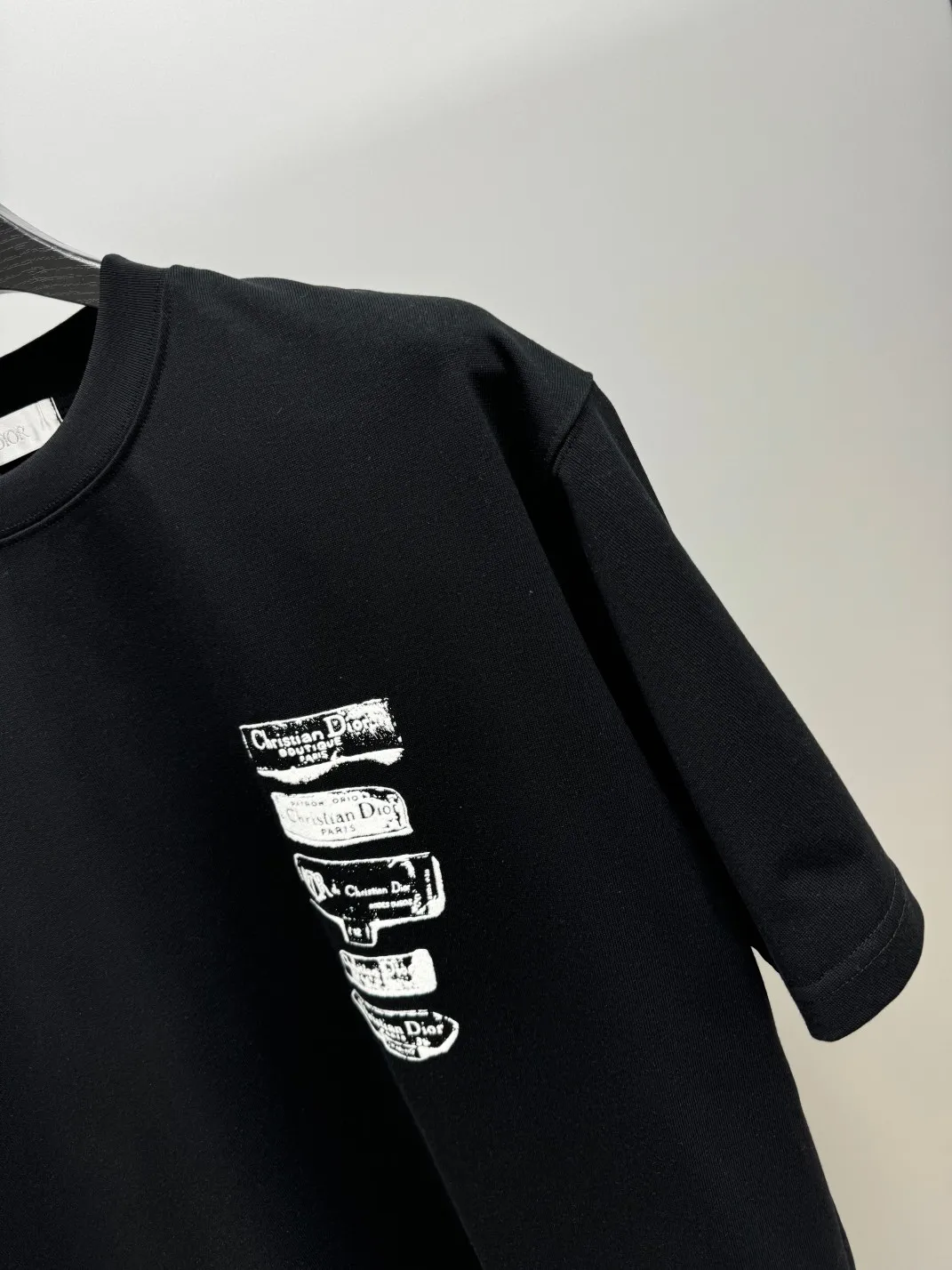 🅿️210 (top version, differentiated currency) will not be taken off the shelves all year round, sell with confidence. Style: Dior/DIO.R short-sleeved T-shirt. Fabric: 300g double yarn 100% cotton. Rib: 320g heavy Sorona 1*1 trendy brand. Craftsmanship: Velvet logo. Color: White. Black. Size: XS S M L. No gender distinction. Same style for men and women.