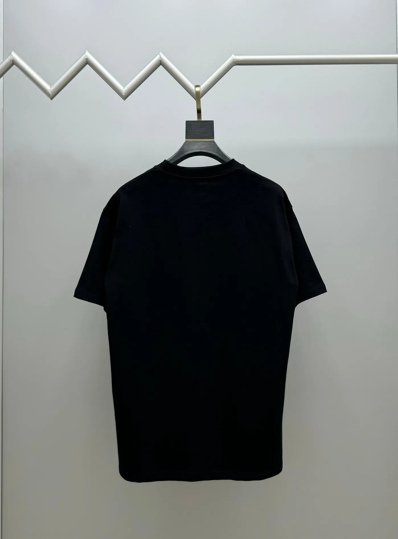 🅿️210 (top version, differentiated currency) will not be taken off the shelves all year round, sell with confidence. Style: Dior/DIO.R short-sleeved T-shirt. Fabric: 300g double yarn 100% cotton. Rib: 320g heavy Sorona 1*1 trendy brand. Craftsmanship: Velvet logo. Color: White. Black. Size: XS S M L. No gender distinction. Same style for men and women.