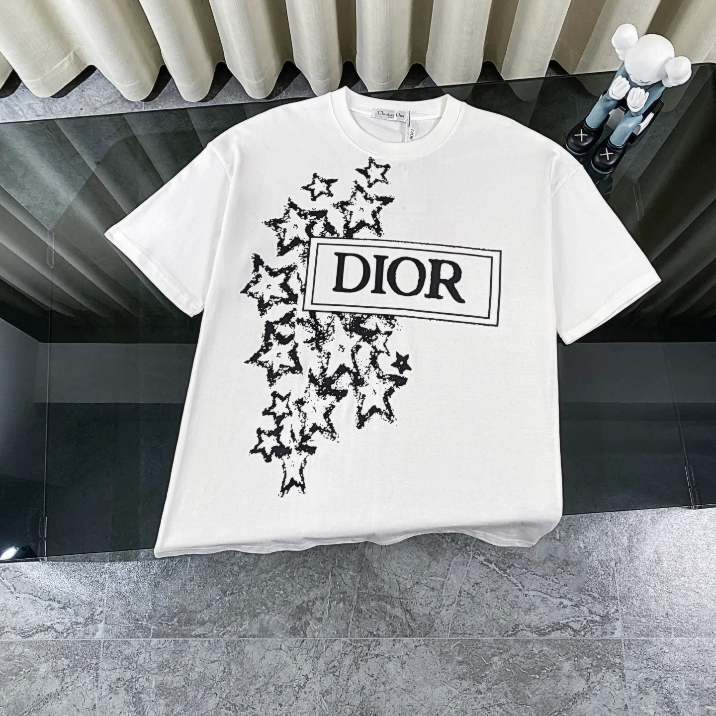 🅿️180 Dior 2025 new classic letter star printed short-sleeved round neck T-shirt. Fabric: 310 heavyweight pure cotton, feel free to compare. Made of specific heavyweight 32S fine cotton jersey fabric, 280g weight; with 32s+70D drawbar thread, 280g: 95/fine cotton*5% spandex double yarn rib. The worsted cotton material is light, thin and breathable, with a strong cotton feel on the hand and strong breathability and moisture absorption; the threads are woven into combed cotton fabric using a blending process, making the fabric very soft to the touch. The worsted cotton material is light and breathable, has a strong cotton feel on the hand, is breathable and hygroscopic; it is not easy to wrinkle and does not require special care. 32-needle high-end textile imported from the rib, 70D ultra-fine elastic stitching, nearly non-feeling stitching, comfortable and fit the body shape.  A full set of new Dior accessories, suitable for both men and women. Color: white, black. Size: S-XL