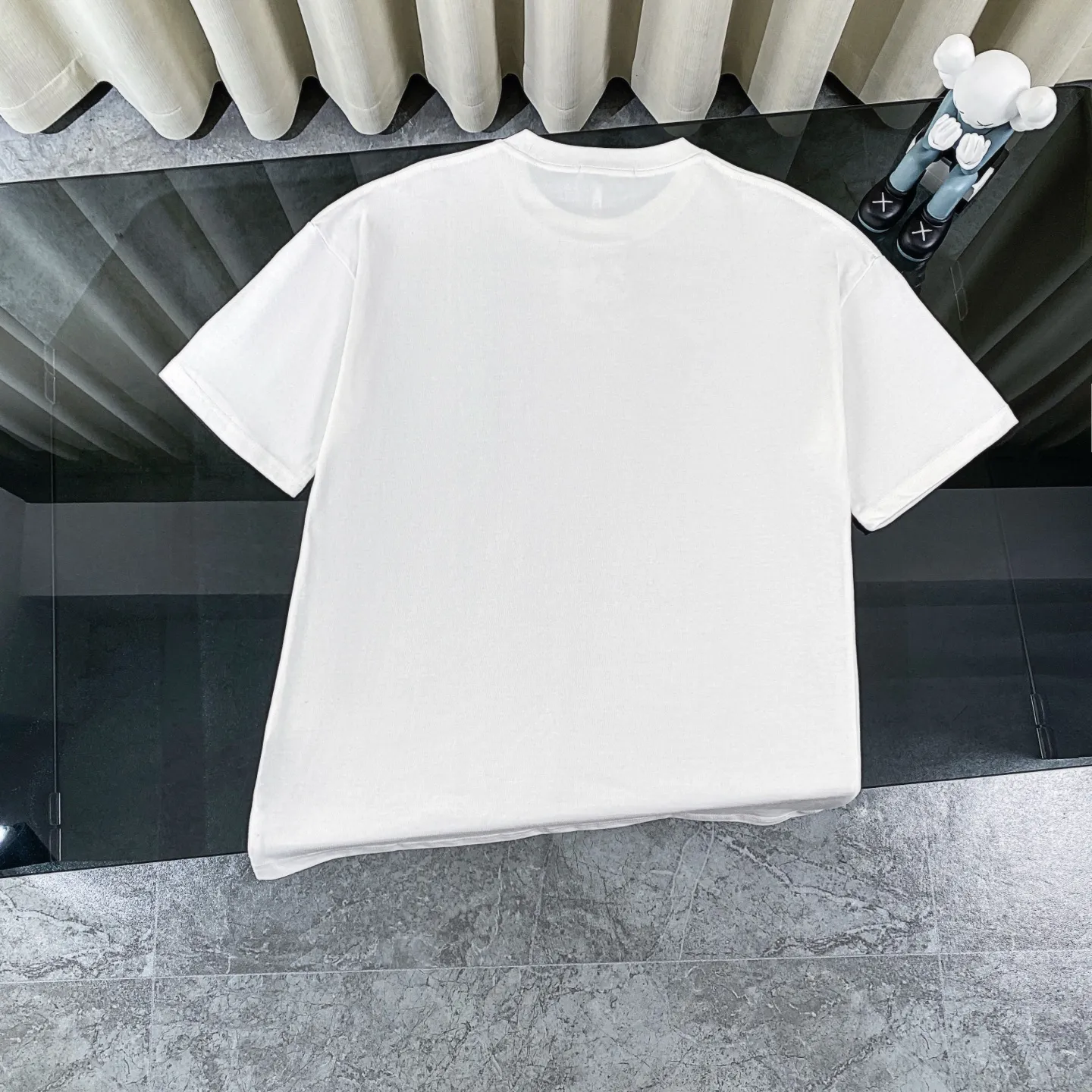 🅿️180 Dior 2025 new classic letter star printed short-sleeved round neck T-shirt. Fabric: 310 heavyweight pure cotton, feel free to compare. Made of specific heavyweight 32S fine cotton jersey fabric, 280g weight; with 32s+70D drawbar thread, 280g: 95/fine cotton*5% spandex double yarn rib. The worsted cotton material is light, thin and breathable, with a strong cotton feel on the hand and strong breathability and moisture absorption; the threads are woven into combed cotton fabric using a blending process, making the fabric very soft to the touch. The worsted cotton material is light and breathable, has a strong cotton feel on the hand, is breathable and hygroscopic; it is not easy to wrinkle and does not require special care. 32-needle high-end textile imported from the rib, 70D ultra-fine elastic stitching, nearly non-feeling stitching, comfortable and fit the body shape.  A full set of new Dior accessories, suitable for both men and women. Color: white, black. Size: S-XL