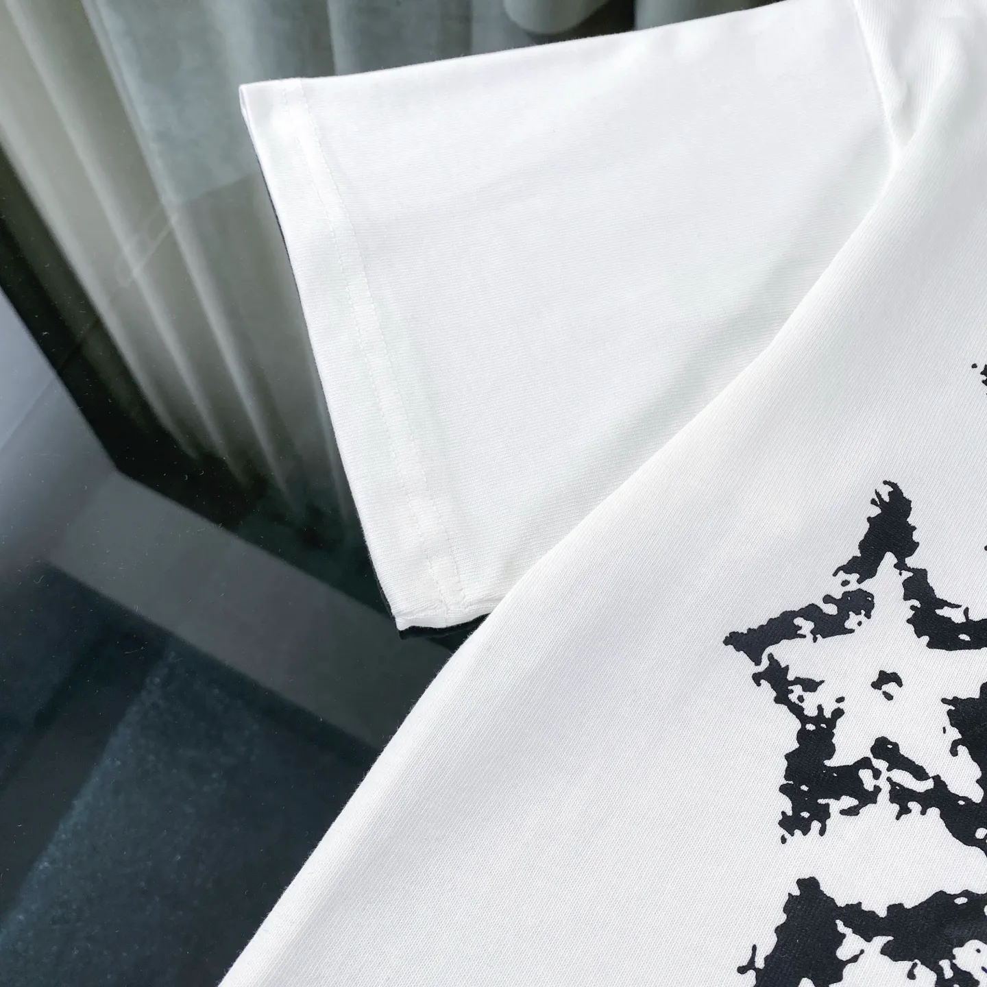 🅿️180 Dior 2025 new classic letter star printed short-sleeved round neck T-shirt. Fabric: 310 heavyweight pure cotton, feel free to compare. Made of specific heavyweight 32S fine cotton jersey fabric, 280g weight; with 32s+70D drawbar thread, 280g: 95/fine cotton*5% spandex double yarn rib. The worsted cotton material is light, thin and breathable, with a strong cotton feel on the hand and strong breathability and moisture absorption; the threads are woven into combed cotton fabric using a blending process, making the fabric very soft to the touch. The worsted cotton material is light and breathable, has a strong cotton feel on the hand, is breathable and hygroscopic; it is not easy to wrinkle and does not require special care. 32-needle high-end textile imported from the rib, 70D ultra-fine elastic stitching, nearly non-feeling stitching, comfortable and fit the body shape.  A full set of new Dior accessories, suitable for both men and women. Color: white, black. Size: S-XL