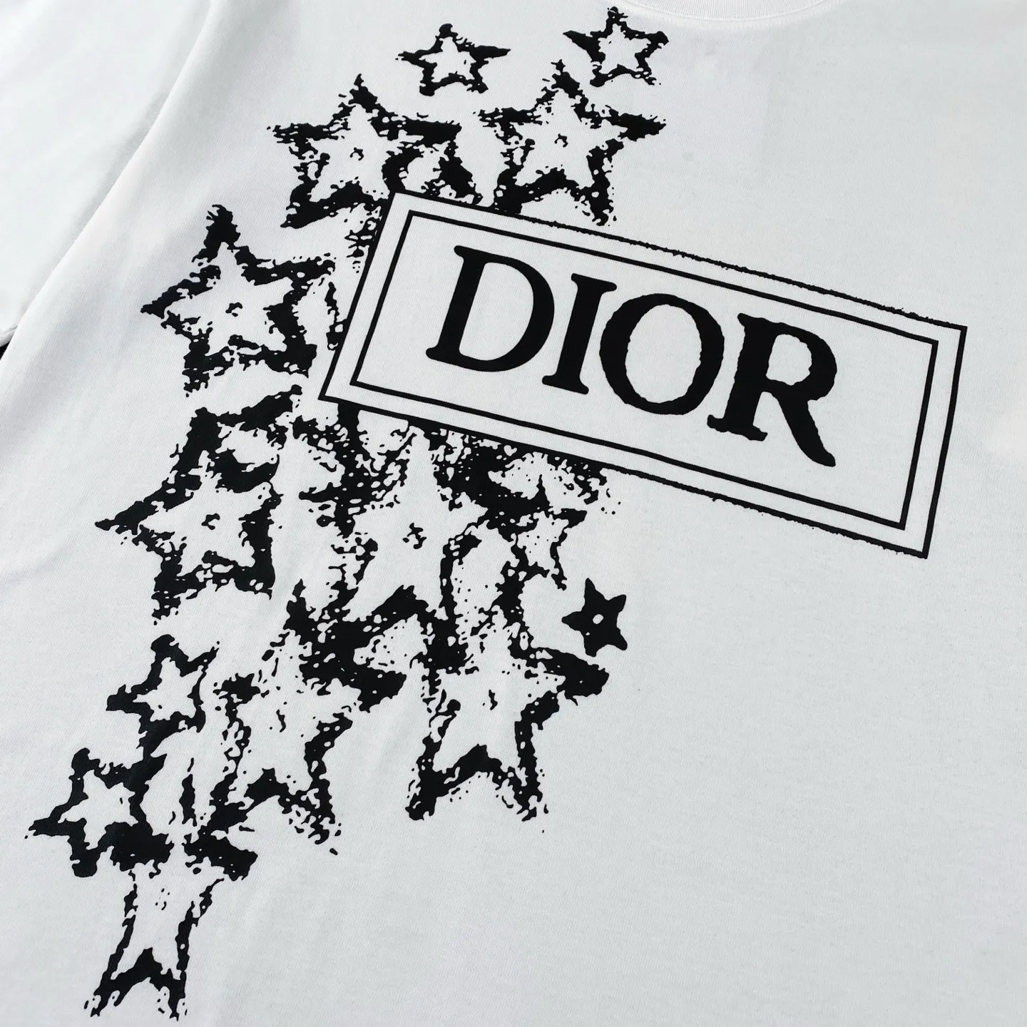 🅿️180 Dior 2025 new classic letter star printed short-sleeved round neck T-shirt. Fabric: 310 heavyweight pure cotton, feel free to compare. Made of specific heavyweight 32S fine cotton jersey fabric, 280g weight; with 32s+70D drawbar thread, 280g: 95/fine cotton*5% spandex double yarn rib. The worsted cotton material is light, thin and breathable, with a strong cotton feel on the hand and strong breathability and moisture absorption; the threads are woven into combed cotton fabric using a blending process, making the fabric very soft to the touch. The worsted cotton material is light and breathable, has a strong cotton feel on the hand, is breathable and hygroscopic; it is not easy to wrinkle and does not require special care. 32-needle high-end textile imported from the rib, 70D ultra-fine elastic stitching, nearly non-feeling stitching, comfortable and fit the body shape.  A full set of new Dior accessories, suitable for both men and women. Color: white, black. Size: S-XL