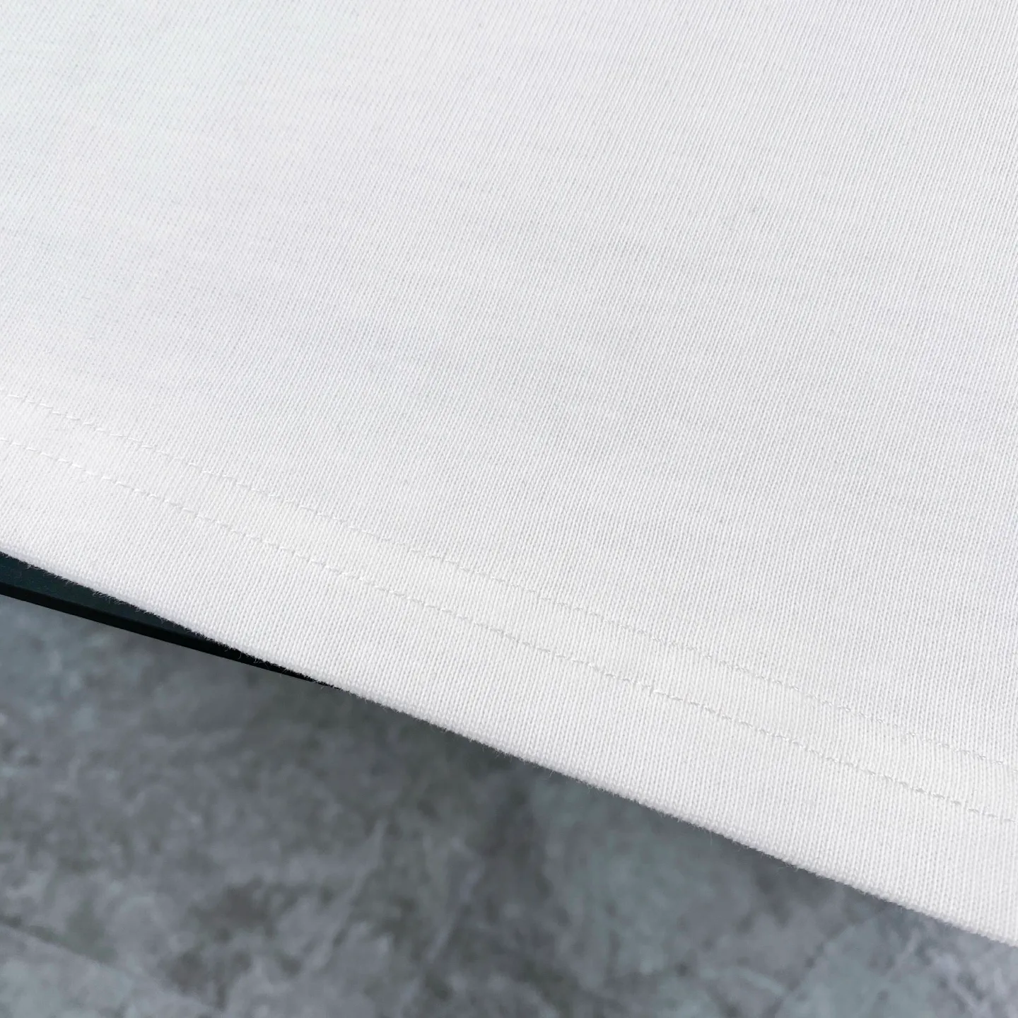 🅿️180 Dior 2025 new classic letter star printed short-sleeved round neck T-shirt. Fabric: 310 heavyweight pure cotton, feel free to compare. Made of specific heavyweight 32S fine cotton jersey fabric, 280g weight; with 32s+70D drawbar thread, 280g: 95/fine cotton*5% spandex double yarn rib. The worsted cotton material is light, thin and breathable, with a strong cotton feel on the hand and strong breathability and moisture absorption; the threads are woven into combed cotton fabric using a blending process, making the fabric very soft to the touch. The worsted cotton material is light and breathable, has a strong cotton feel on the hand, is breathable and hygroscopic; it is not easy to wrinkle and does not require special care. 32-needle high-end textile imported from the rib, 70D ultra-fine elastic stitching, nearly non-feeling stitching, comfortable and fit the body shape.  A full set of new Dior accessories, suitable for both men and women. Color: white, black. Size: S-XL