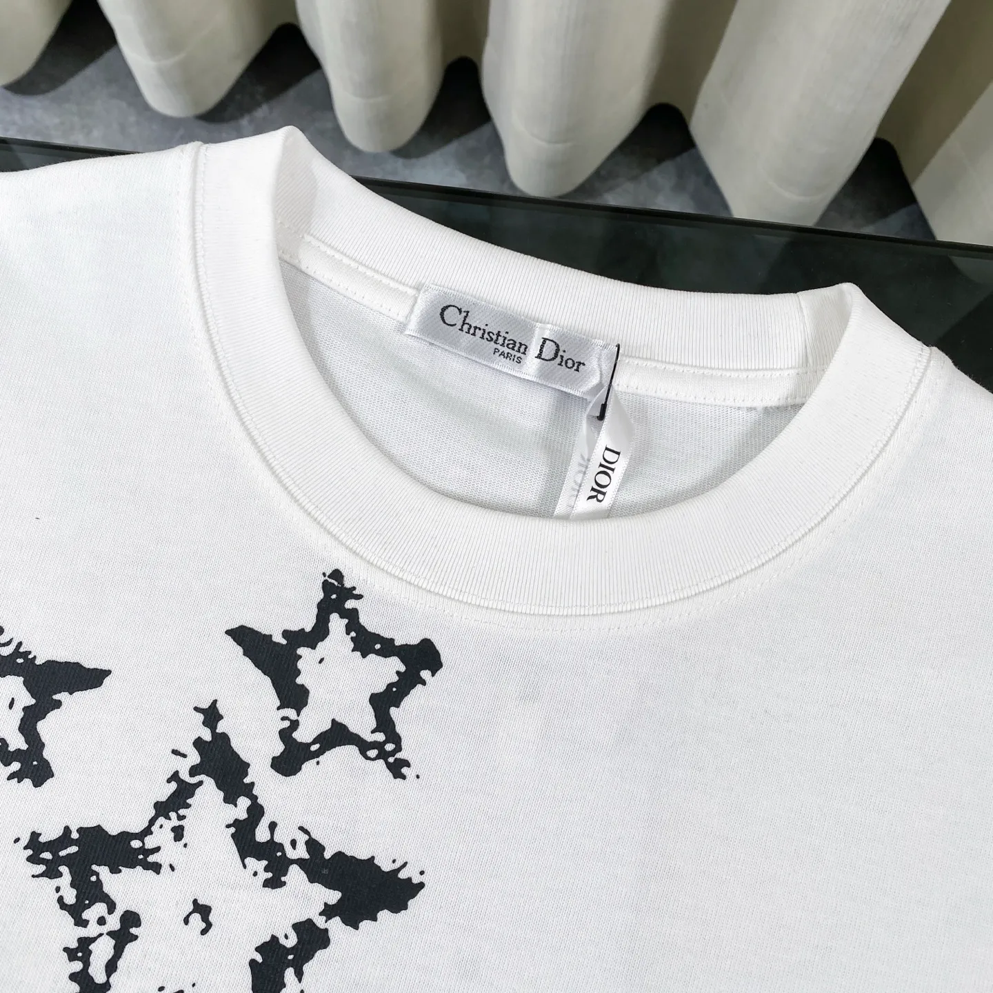 🅿️180 Dior 2025 new classic letter star printed short-sleeved round neck T-shirt. Fabric: 310 heavyweight pure cotton, feel free to compare. Made of specific heavyweight 32S fine cotton jersey fabric, 280g weight; with 32s+70D drawbar thread, 280g: 95/fine cotton*5% spandex double yarn rib. The worsted cotton material is light, thin and breathable, with a strong cotton feel on the hand and strong breathability and moisture absorption; the threads are woven into combed cotton fabric using a blending process, making the fabric very soft to the touch. The worsted cotton material is light and breathable, has a strong cotton feel on the hand, is breathable and hygroscopic; it is not easy to wrinkle and does not require special care. 32-needle high-end textile imported from the rib, 70D ultra-fine elastic stitching, nearly non-feeling stitching, comfortable and fit the body shape.  A full set of new Dior accessories, suitable for both men and women. Color: white, black. Size: S-XL