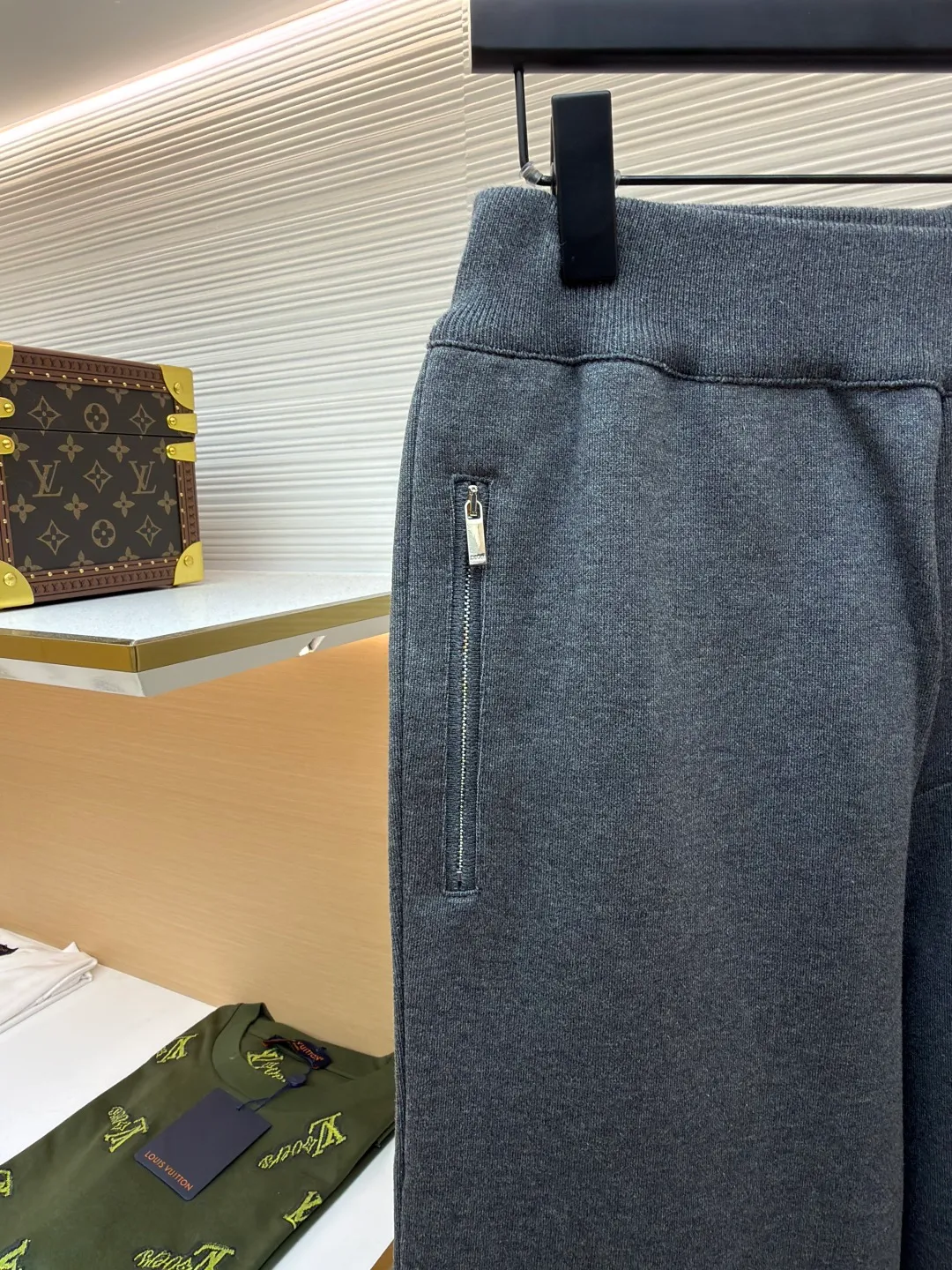 Dior presbyopic wool and cashmere legged trousers ●Item number: 1680907-B15 ●Material: wool cashmere fabric ●Technology: jacquard texture production ●Version: fitted version ●Weight: about 895 grams ●Size: S-M-L-XL ●Description: The fabric is made of cashmere fabric, containing 50% wool and pure cotton, with original hemming inside, jacquard letters, integrated design. One side has a solid color logo, and the spliced side has a classic presbyopia. It can be worn on both sides to change the style at any time. Customized imported velvet imported machine weaving, the material is conscientious and full of high-end texture. It is comfortable to wear and skin-friendly. It is made by a large factory and has perfect details and texture. The fabric is made of imported cashmere yarn. New product for early autumn! Hot style return! New version of dropped shoulder design High-grade navy blue presbyopic logo zipper cashmere jacket. Reversible. The letter jacquard texture on the back is luxurious and handsome. The hooded design is fashionable and advanced. The classic version does not make people look slimmer. Highly recommended! The overall wiring is straight and delicate, the fabric is comfortable and soft, and the color is consistent without color difference. It can be matched with the same style to create a fashionable look and control various occasions. Customized accessories, complete with three standards, same style for men and women!