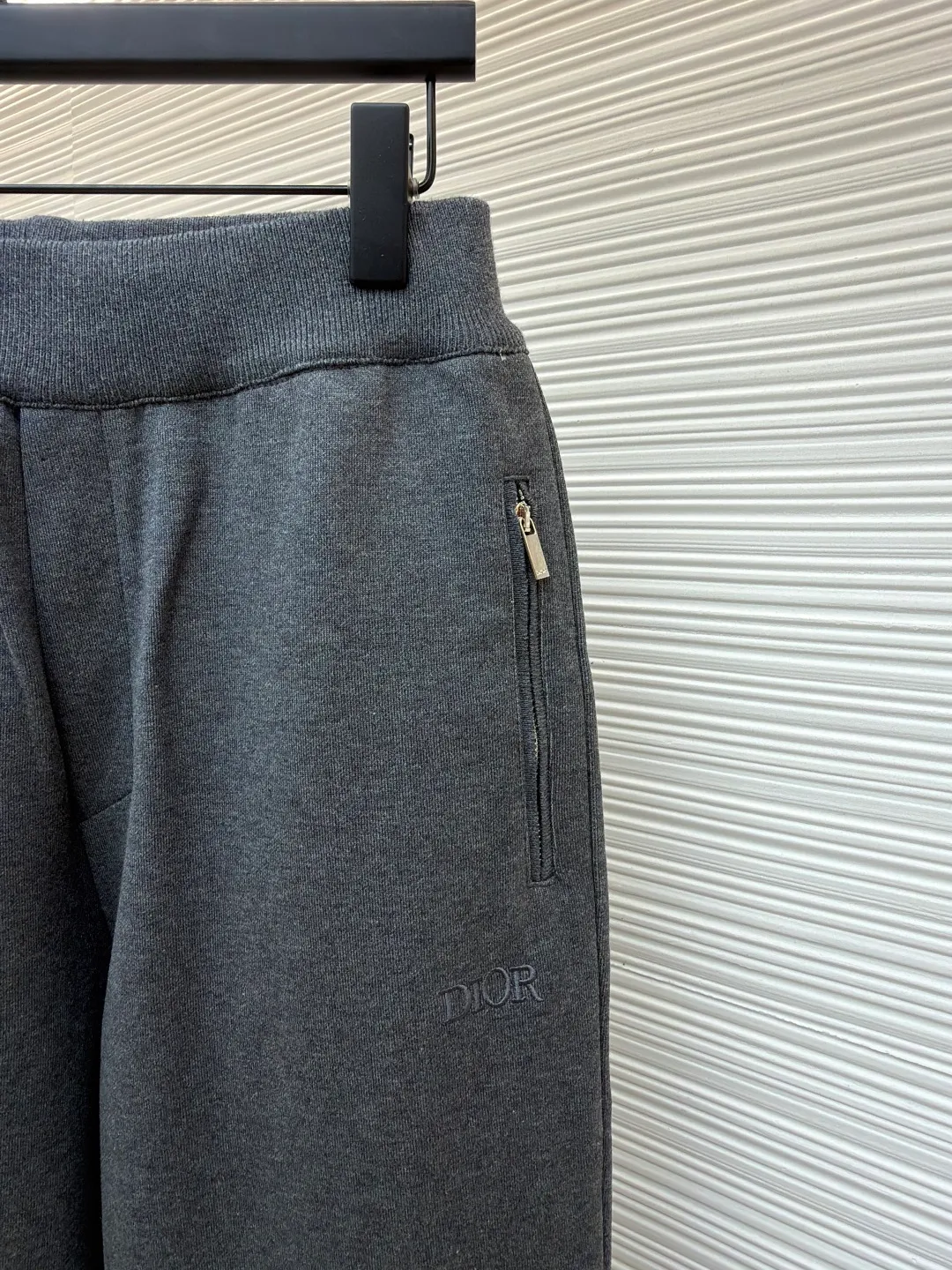 Dior presbyopic wool and cashmere legged trousers ●Item number: 1680907-B15 ●Material: wool cashmere fabric ●Technology: jacquard texture production ●Version: fitted version ●Weight: about 895 grams ●Size: S-M-L-XL ●Description: The fabric is made of cashmere fabric, containing 50% wool and pure cotton, with original hemming inside, jacquard letters, integrated design. One side has a solid color logo, and the spliced side has a classic presbyopia. It can be worn on both sides to change the style at any time. Customized imported velvet imported machine weaving, the material is conscientious and full of high-end texture. It is comfortable to wear and skin-friendly. It is made by a large factory and has perfect details and texture. The fabric is made of imported cashmere yarn. New product for early autumn! Hot style return! New version of dropped shoulder design High-grade navy blue presbyopic logo zipper cashmere jacket. Reversible. The letter jacquard texture on the back is luxurious and handsome. The hooded design is fashionable and advanced. The classic version does not make people look slimmer. Highly recommended! The overall wiring is straight and delicate, the fabric is comfortable and soft, and the color is consistent without color difference. It can be matched with the same style to create a fashionable look and control various occasions. Customized accessories, complete with three standards, same style for men and women!