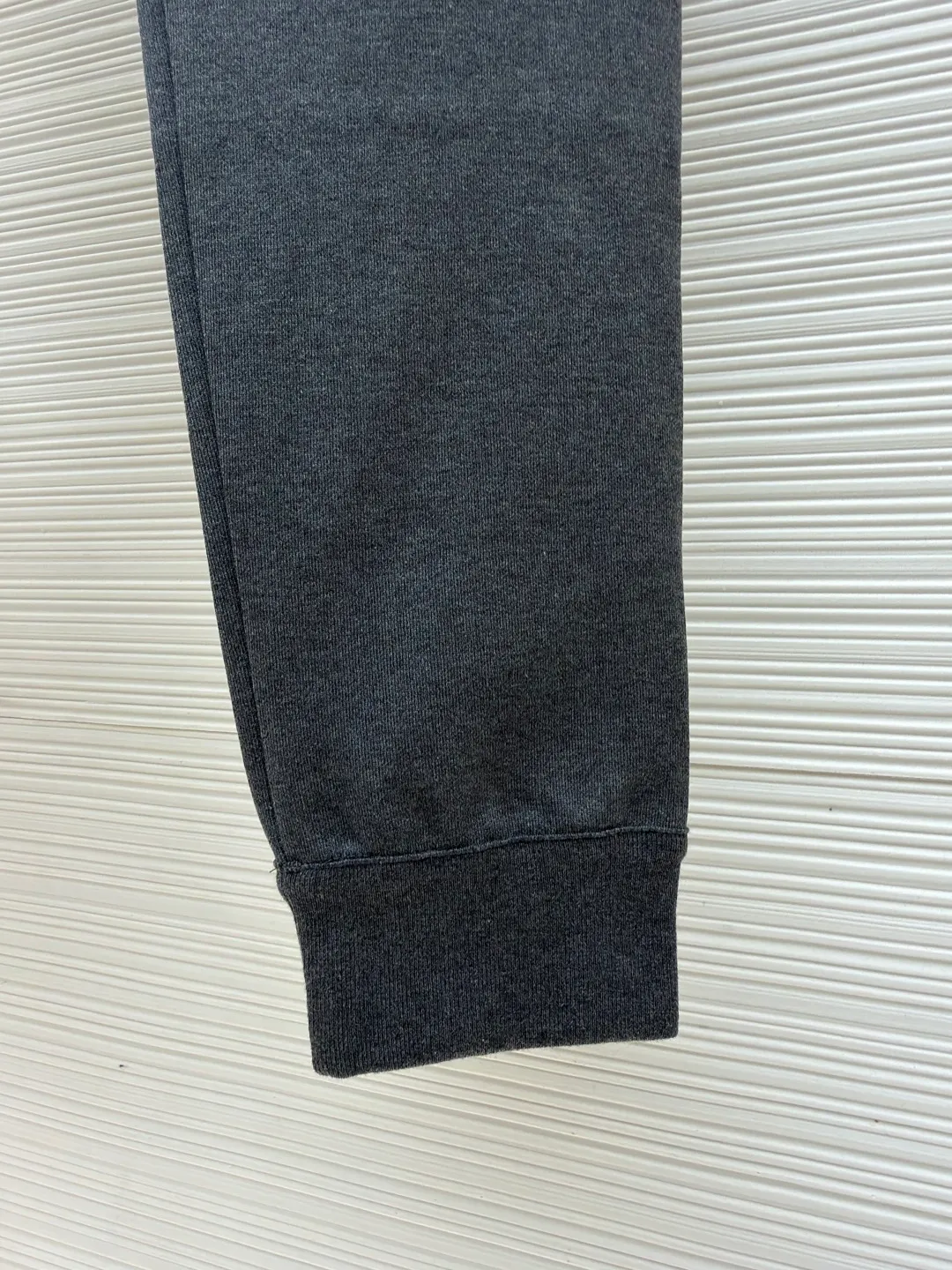 Dior presbyopic wool and cashmere legged trousers ●Item number: 1680907-B15 ●Material: wool cashmere fabric ●Technology: jacquard texture production ●Version: fitted version ●Weight: about 895 grams ●Size: S-M-L-XL ●Description: The fabric is made of cashmere fabric, containing 50% wool and pure cotton, with original hemming inside, jacquard letters, integrated design. One side has a solid color logo, and the spliced side has a classic presbyopia. It can be worn on both sides to change the style at any time. Customized imported velvet imported machine weaving, the material is conscientious and full of high-end texture. It is comfortable to wear and skin-friendly. It is made by a large factory and has perfect details and texture. The fabric is made of imported cashmere yarn. New product for early autumn! Hot style return! New version of dropped shoulder design High-grade navy blue presbyopic logo zipper cashmere jacket. Reversible. The letter jacquard texture on the back is luxurious and handsome. The hooded design is fashionable and advanced. The classic version does not make people look slimmer. Highly recommended! The overall wiring is straight and delicate, the fabric is comfortable and soft, and the color is consistent without color difference. It can be matched with the same style to create a fashionable look and control various occasions. Customized accessories, complete with three standards, same style for men and women!