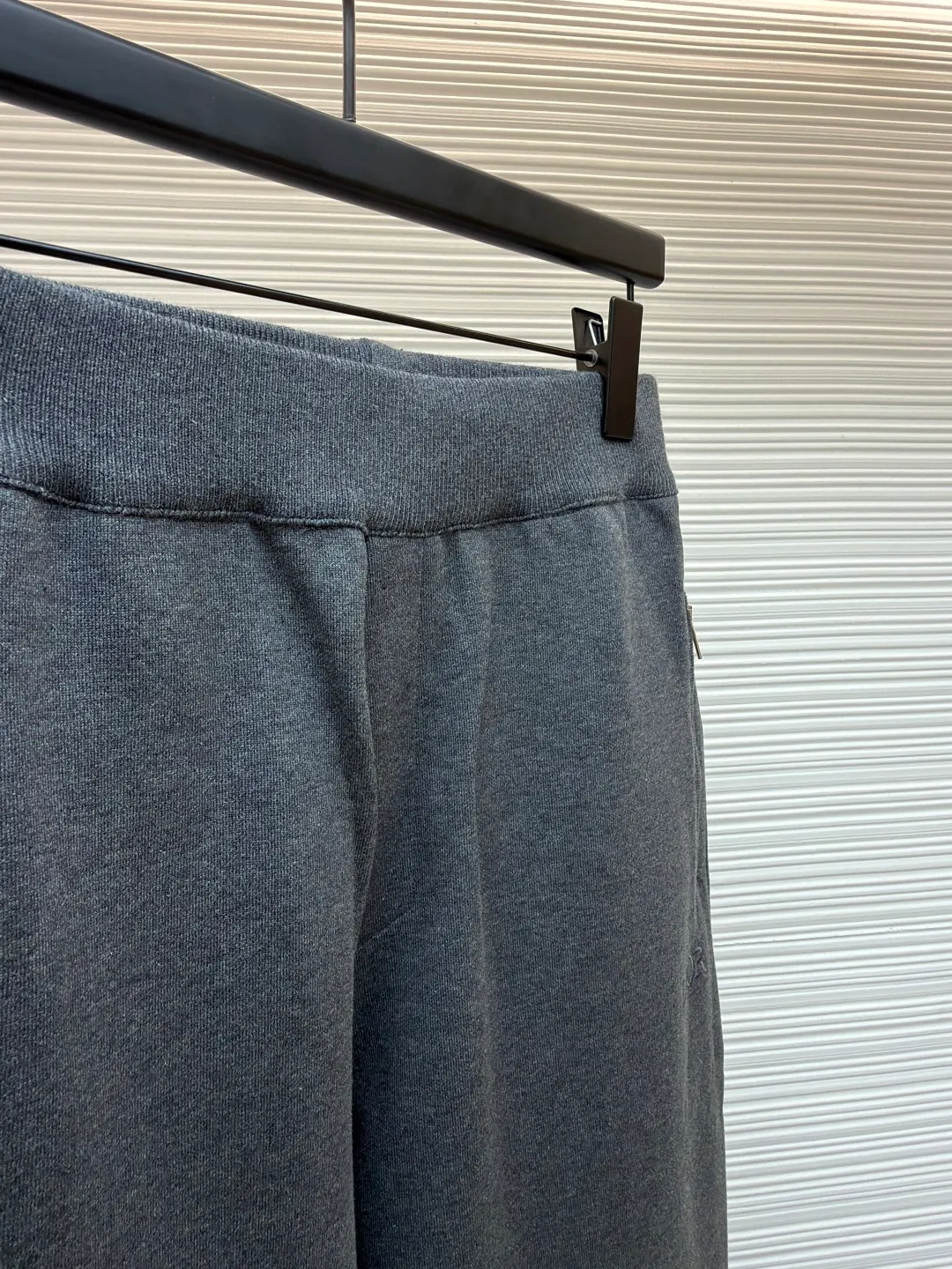 Dior presbyopic wool and cashmere legged trousers ●Item number: 1680907-B15 ●Material: wool cashmere fabric ●Technology: jacquard texture production ●Version: fitted version ●Weight: about 895 grams ●Size: S-M-L-XL ●Description: The fabric is made of cashmere fabric, containing 50% wool and pure cotton, with original hemming inside, jacquard letters, integrated design. One side has a solid color logo, and the spliced side has a classic presbyopia. It can be worn on both sides to change the style at any time. Customized imported velvet imported machine weaving, the material is conscientious and full of high-end texture. It is comfortable to wear and skin-friendly. It is made by a large factory and has perfect details and texture. The fabric is made of imported cashmere yarn. New product for early autumn! Hot style return! New version of dropped shoulder design High-grade navy blue presbyopic logo zipper cashmere jacket. Reversible. The letter jacquard texture on the back is luxurious and handsome. The hooded design is fashionable and advanced. The classic version does not make people look slimmer. Highly recommended! The overall wiring is straight and delicate, the fabric is comfortable and soft, and the color is consistent without color difference. It can be matched with the same style to create a fashionable look and control various occasions. Customized accessories, complete with three standards, same style for men and women!