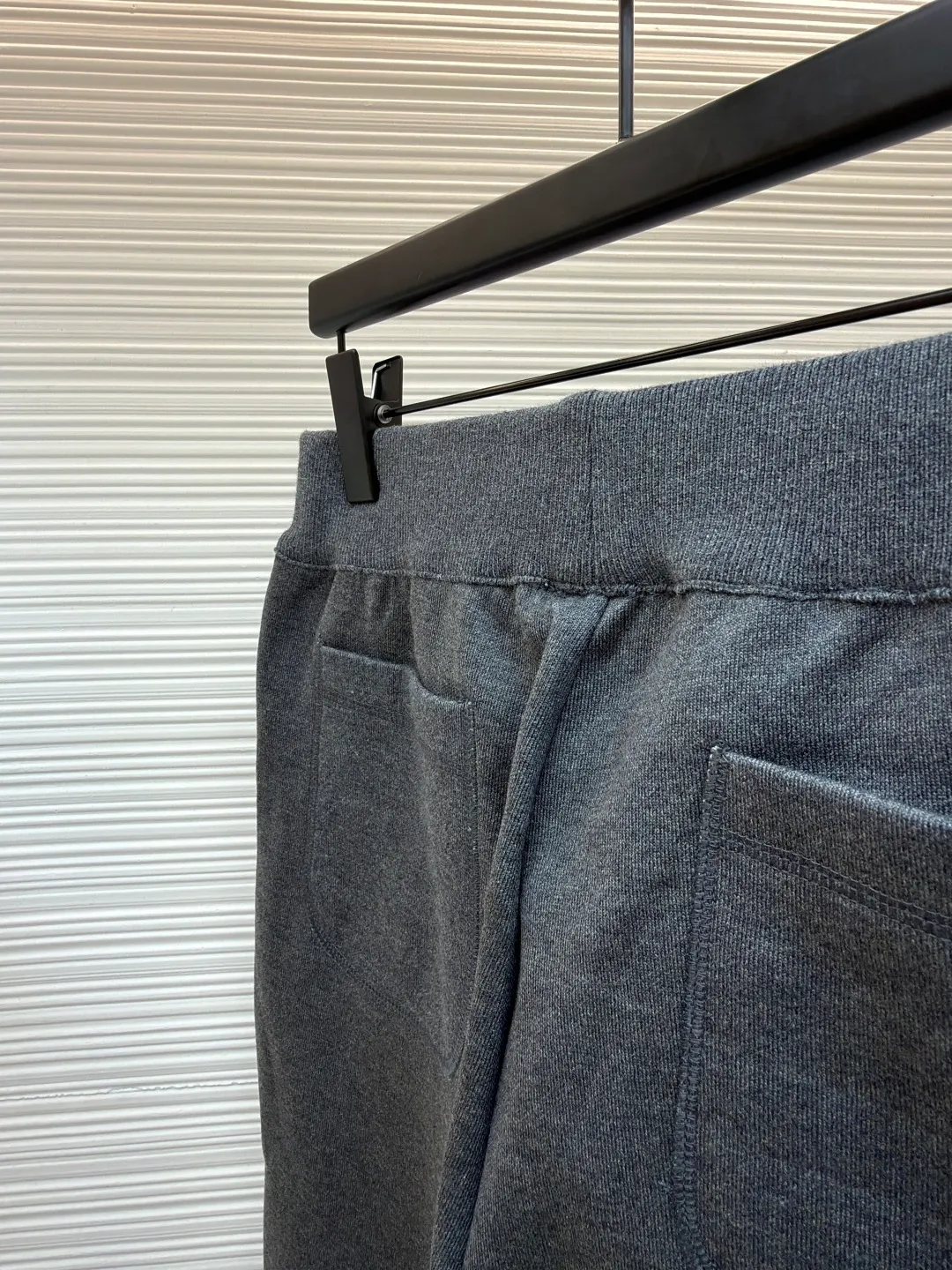 Dior presbyopic wool and cashmere legged trousers ●Item number: 1680907-B15 ●Material: wool cashmere fabric ●Technology: jacquard texture production ●Version: fitted version ●Weight: about 895 grams ●Size: S-M-L-XL ●Description: The fabric is made of cashmere fabric, containing 50% wool and pure cotton, with original hemming inside, jacquard letters, integrated design. One side has a solid color logo, and the spliced side has a classic presbyopia. It can be worn on both sides to change the style at any time. Customized imported velvet imported machine weaving, the material is conscientious and full of high-end texture. It is comfortable to wear and skin-friendly. It is made by a large factory and has perfect details and texture. The fabric is made of imported cashmere yarn. New product for early autumn! Hot style return! New version of dropped shoulder design High-grade navy blue presbyopic logo zipper cashmere jacket. Reversible. The letter jacquard texture on the back is luxurious and handsome. The hooded design is fashionable and advanced. The classic version does not make people look slimmer. Highly recommended! The overall wiring is straight and delicate, the fabric is comfortable and soft, and the color is consistent without color difference. It can be matched with the same style to create a fashionable look and control various occasions. Customized accessories, complete with three standards, same style for men and women!
