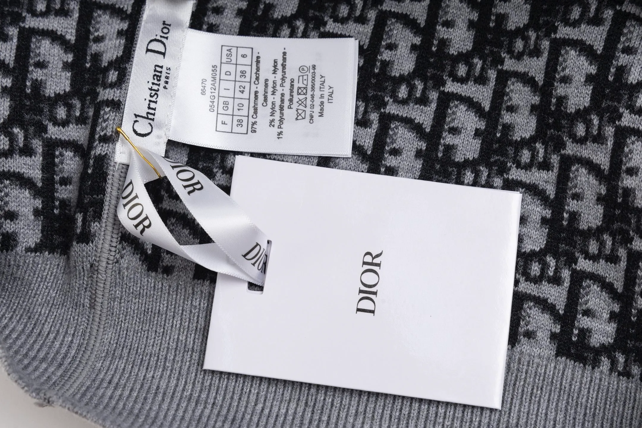 🅿️520 DIOR/Dior 25FW presbyopic reversible cashmere crew neck sweater. The fabric is made of top-quality cashmere yarn. The new autumn and winter Oblique jacquard knitted cashmere sweater adopts a reversible design and is made of high-quality cashmere material. After fine weaving process, it presents a soft and comfortable touch and excellent thermal insulation performance. The iconic Oblique jacquard pattern is perfectly presented through precision knitting technology. It can be worn on both sides, showing different style charms. The round neck design is simple and elegant, suitable for various matching occasions. Exquisite knitting technology ensures that the clothes are not easily deformed and remain crisp and long-lasting. The double-sided design concept reflects DIOR's perfect balance of practicality and fashion. Each sweater undergoes strict quality inspection to ensure that the quality meets the brand's consistently high standards. This knitted item combines warmth and style, making it an exquisite addition to your autumn and winter wardrobe. Size:S/M/L/XL