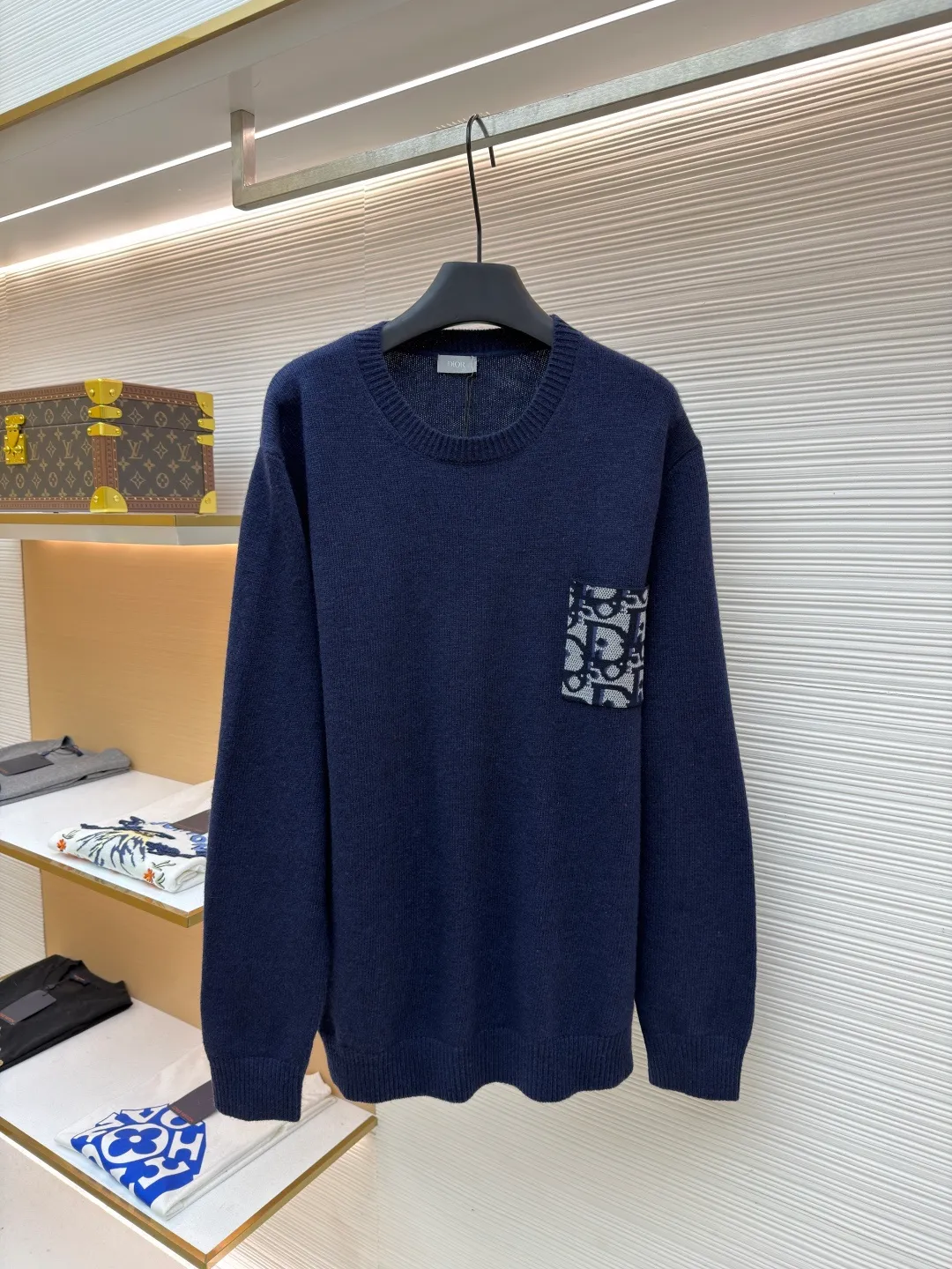 Dior patchwork letter jacquard pocket knitted sweater ●Original version: purchased and developed in 19049 ●Item number: 1682530-B10 ●Fabric: wool fabric ●Technology: jacquard knitting ●Color: navy blue ●Version: fitted version ●Weight: about 560 grams ●Size: S-M-L-XL ●Description: This DIOR The SS26 summer series red sweater is woven with high-quality combed cotton threads and uses plain knitting technology to create the body. The fabric is fine, soft, elastic, breathable and skin-friendly, and is not prone to pilling or snagging. The brand's classic presbyopia pattern pocket on the left side of the body is made using patch printing technology. The printing ink layer is thick and even, and the pattern is clear and three-dimensional. It forms a sharp visual contrast with the red knitted base and highlights the brand recognition. The neckline is a classic round neck design, with double-needle reinforced hemming technology and a custom-made threaded collar, making it durable and not prone to loosening. The cuffs and hem are ribbed in the same color, with moderate elasticity to fit the body shape. The overall cut is a fitted silhouette. The stitching is straight and fine. The customized accessories and three labels are complete. The details and craftsmanship show the level of luxury. It is suitable for daily casual and light business wear scenarios. The overall wiring is straight and delicate, the fabric is comfortable and soft, and the color is consistent without color difference. It can be matched with the same style to create a fashionable look and control various occasions. Customized accessories, complete with three standards, same style for men and women!
