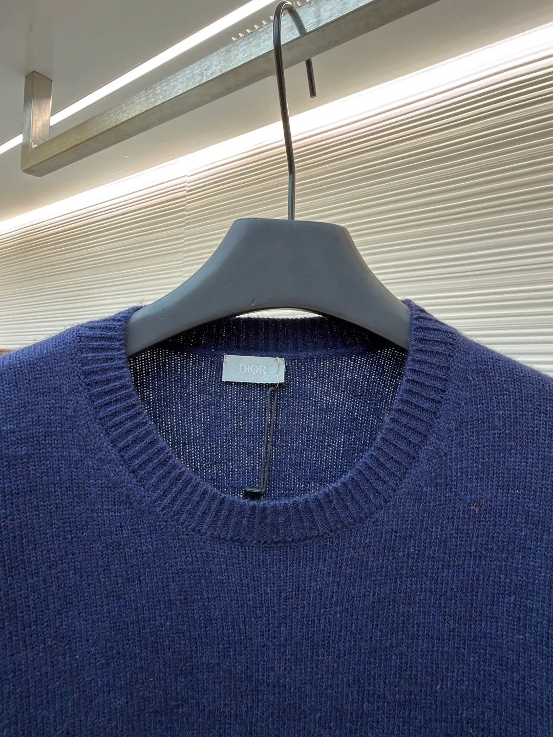Dior patchwork letter jacquard pocket knitted sweater ●Original version: purchased and developed in 19049 ●Item number: 1682530-B10 ●Fabric: wool fabric ●Technology: jacquard knitting ●Color: navy blue ●Version: fitted version ●Weight: about 560 grams ●Size: S-M-L-XL ●Description: This DIOR The SS26 summer series red sweater is woven with high-quality combed cotton threads and uses plain knitting technology to create the body. The fabric is fine, soft, elastic, breathable and skin-friendly, and is not prone to pilling or snagging. The brand's classic presbyopia pattern pocket on the left side of the body is made using patch printing technology. The printing ink layer is thick and even, and the pattern is clear and three-dimensional. It forms a sharp visual contrast with the red knitted base and highlights the brand recognition. The neckline is a classic round neck design, with double-needle reinforced hemming technology and a custom-made threaded collar, making it durable and not prone to loosening. The cuffs and hem are ribbed in the same color, with moderate elasticity to fit the body shape. The overall cut is a fitted silhouette. The stitching is straight and fine. The customized accessories and three labels are complete. The details and craftsmanship show the level of luxury. It is suitable for daily casual and light business wear scenarios. The overall wiring is straight and delicate, the fabric is comfortable and soft, and the color is consistent without color difference. It can be matched with the same style to create a fashionable look and control various occasions. Customized accessories, complete with three standards, same style for men and women!