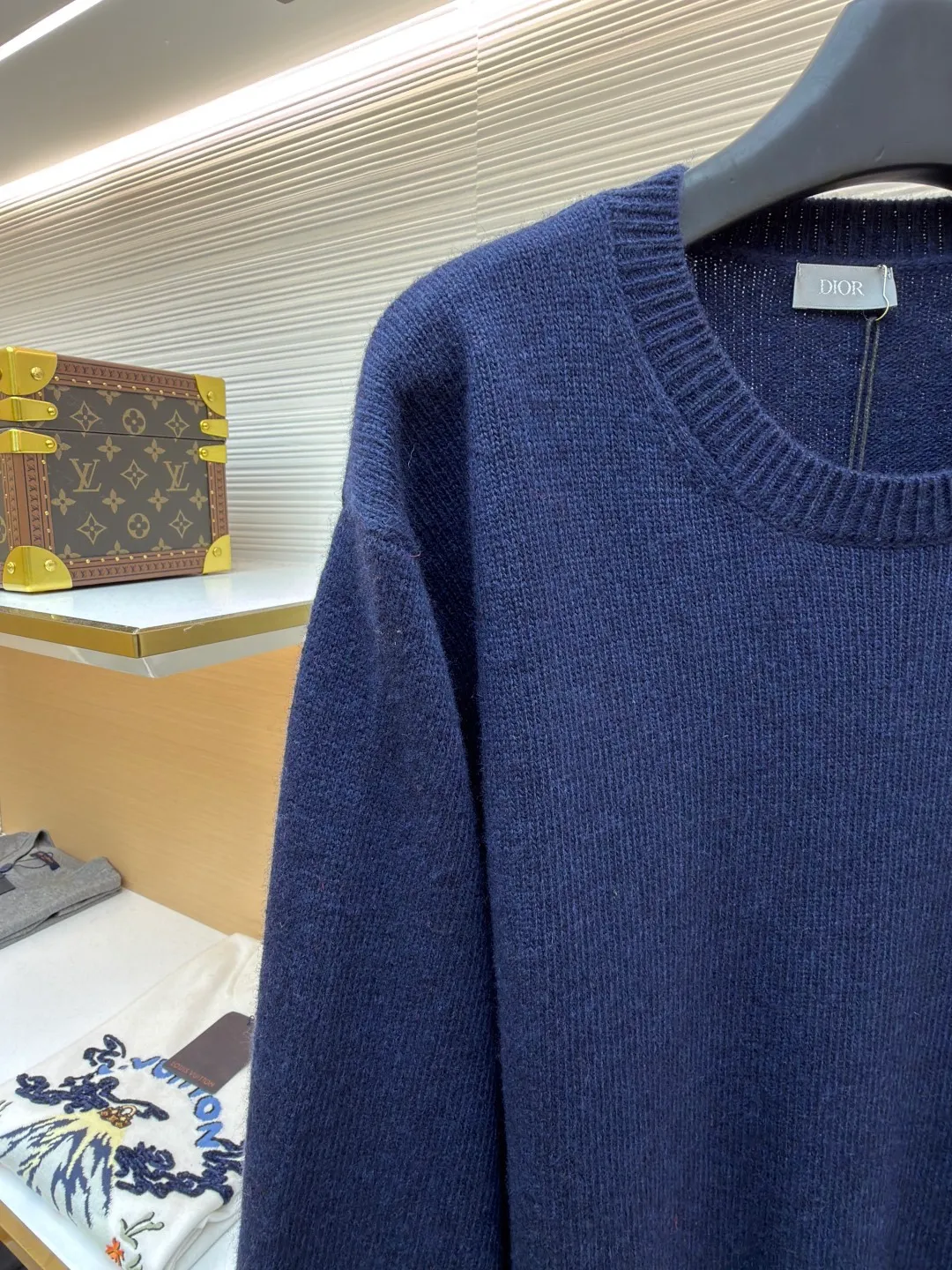 Dior patchwork letter jacquard pocket knitted sweater ●Original version: purchased and developed in 19049 ●Item number: 1682530-B10 ●Fabric: wool fabric ●Technology: jacquard knitting ●Color: navy blue ●Version: fitted version ●Weight: about 560 grams ●Size: S-M-L-XL ●Description: This DIOR The SS26 summer series red sweater is woven with high-quality combed cotton threads and uses plain knitting technology to create the body. The fabric is fine, soft, elastic, breathable and skin-friendly, and is not prone to pilling or snagging. The brand's classic presbyopia pattern pocket on the left side of the body is made using patch printing technology. The printing ink layer is thick and even, and the pattern is clear and three-dimensional. It forms a sharp visual contrast with the red knitted base and highlights the brand recognition. The neckline is a classic round neck design, with double-needle reinforced hemming technology and a custom-made threaded collar, making it durable and not prone to loosening. The cuffs and hem are ribbed in the same color, with moderate elasticity to fit the body shape. The overall cut is a fitted silhouette. The stitching is straight and fine. The customized accessories and three labels are complete. The details and craftsmanship show the level of luxury. It is suitable for daily casual and light business wear scenarios. The overall wiring is straight and delicate, the fabric is comfortable and soft, and the color is consistent without color difference. It can be matched with the same style to create a fashionable look and control various occasions. Customized accessories, complete with three standards, same style for men and women!