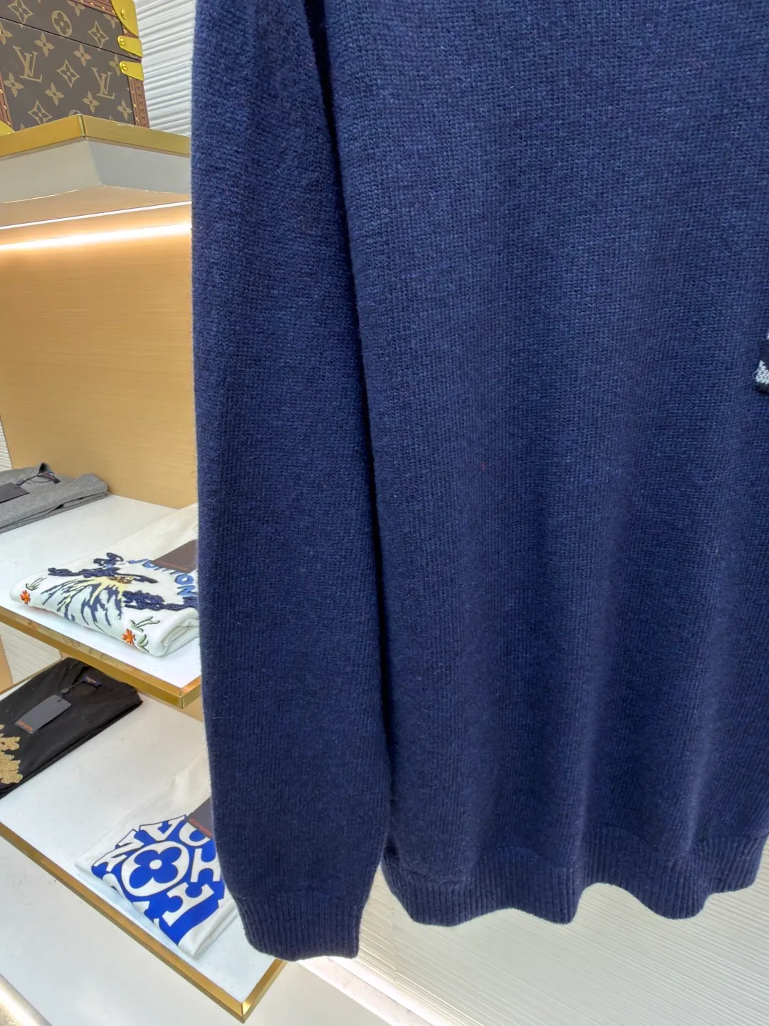 Dior patchwork letter jacquard pocket knitted sweater ●Original version: purchased and developed in 19049 ●Item number: 1682530-B10 ●Fabric: wool fabric ●Technology: jacquard knitting ●Color: navy blue ●Version: fitted version ●Weight: about 560 grams ●Size: S-M-L-XL ●Description: This DIOR The SS26 summer series red sweater is woven with high-quality combed cotton threads and uses plain knitting technology to create the body. The fabric is fine, soft, elastic, breathable and skin-friendly, and is not prone to pilling or snagging. The brand's classic presbyopia pattern pocket on the left side of the body is made using patch printing technology. The printing ink layer is thick and even, and the pattern is clear and three-dimensional. It forms a sharp visual contrast with the red knitted base and highlights the brand recognition. The neckline is a classic round neck design, with double-needle reinforced hemming technology and a custom-made threaded collar, making it durable and not prone to loosening. The cuffs and hem are ribbed in the same color, with moderate elasticity to fit the body shape. The overall cut is a fitted silhouette. The stitching is straight and fine. The customized accessories and three labels are complete. The details and craftsmanship show the level of luxury. It is suitable for daily casual and light business wear scenarios. The overall wiring is straight and delicate, the fabric is comfortable and soft, and the color is consistent without color difference. It can be matched with the same style to create a fashionable look and control various occasions. Customized accessories, complete with three standards, same style for men and women!