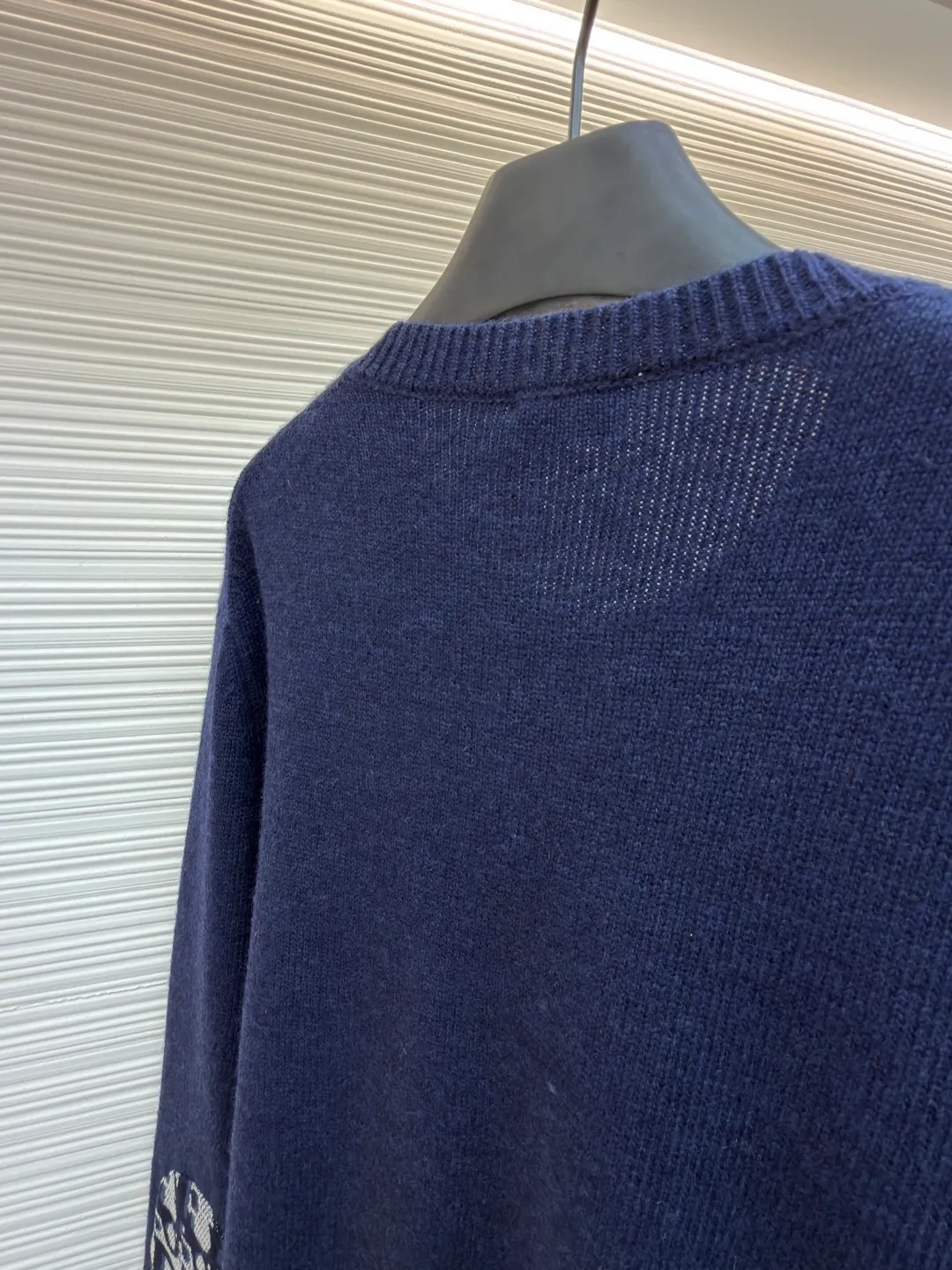 Dior patchwork letter jacquard pocket knitted sweater ●Original version: purchased and developed in 19049 ●Item number: 1682530-B10 ●Fabric: wool fabric ●Technology: jacquard knitting ●Color: navy blue ●Version: fitted version ●Weight: about 560 grams ●Size: S-M-L-XL ●Description: This DIOR The SS26 summer series red sweater is woven with high-quality combed cotton threads and uses plain knitting technology to create the body. The fabric is fine, soft, elastic, breathable and skin-friendly, and is not prone to pilling or snagging. The brand's classic presbyopia pattern pocket on the left side of the body is made using patch printing technology. The printing ink layer is thick and even, and the pattern is clear and three-dimensional. It forms a sharp visual contrast with the red knitted base and highlights the brand recognition. The neckline is a classic round neck design, with double-needle reinforced hemming technology and a custom-made threaded collar, making it durable and not prone to loosening. The cuffs and hem are ribbed in the same color, with moderate elasticity to fit the body shape. The overall cut is a fitted silhouette. The stitching is straight and fine. The customized accessories and three labels are complete. The details and craftsmanship show the level of luxury. It is suitable for daily casual and light business wear scenarios. The overall wiring is straight and delicate, the fabric is comfortable and soft, and the color is consistent without color difference. It can be matched with the same style to create a fashionable look and control various occasions. Customized accessories, complete with three standards, same style for men and women!