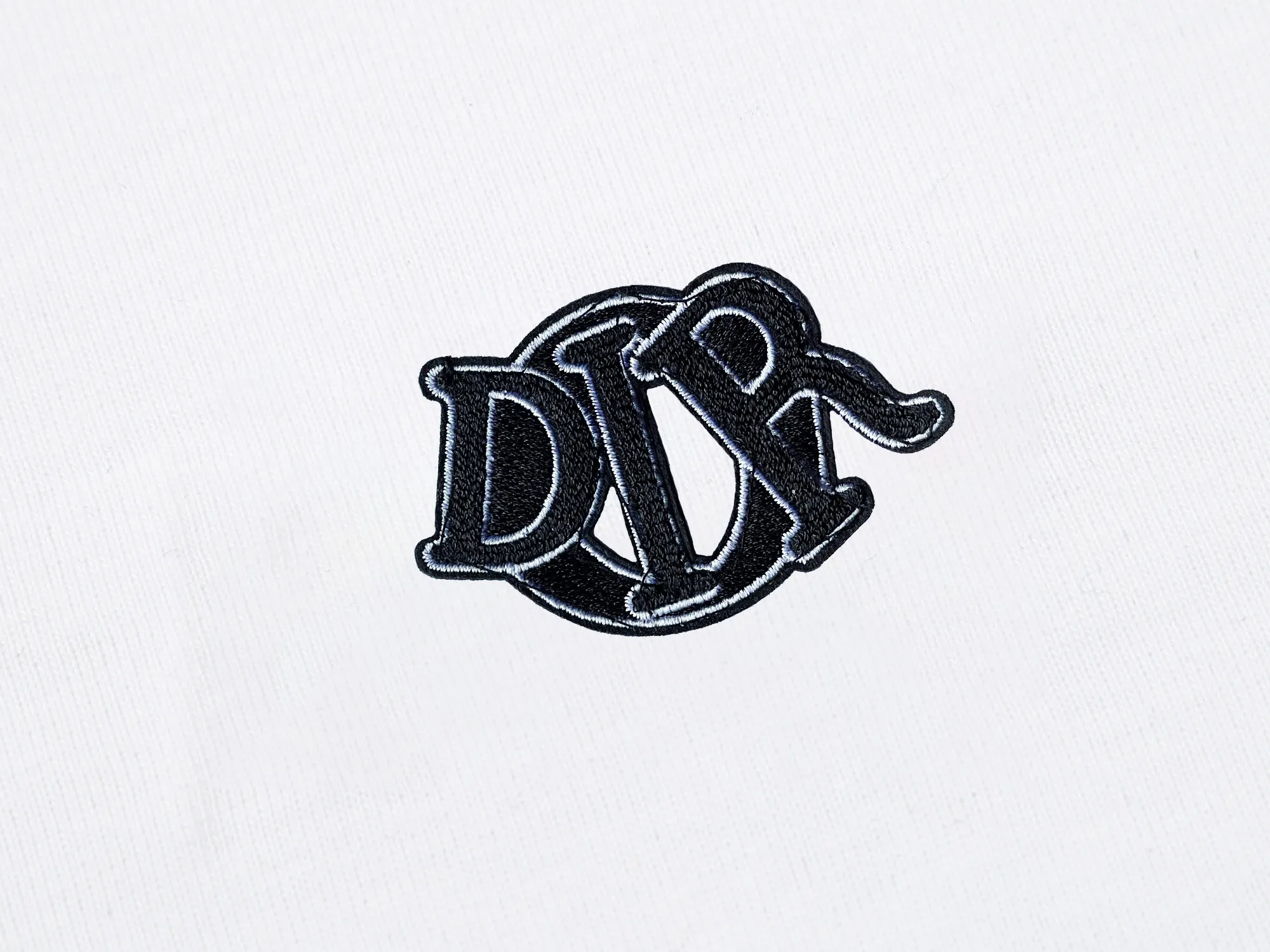 🅿️170 DIOR Dior new embroidered letters‼ ️Short-sleeved T-shirt® *Customized 280g cotton fabric, the fabric is soft, skin-friendly and comfortable *Laminated letter logo on the front *A very simple and elegant one that is unparalleled in terms of upper body comfort, interpreting your luxury and taste, and creating your fashionable charm. ⚠️Washing method: It is recommended to dry clean or wrap the reverse side in a laundry bag and machine wash it quickly in cold water and let it dry naturally! ⚠️ Unisex style 𝐂𝐎𝐋𝐎𝐔𝐑: White Black 𝐒𝐈𝐙𝐄: S-XL