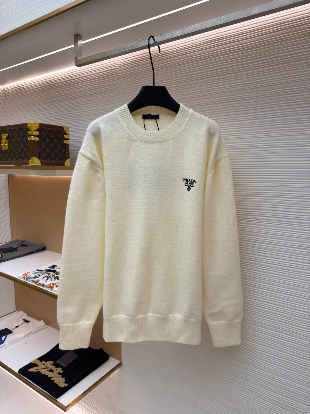 Prada embroidered logo wool knitted pullover ●Original version: purchased and developed in 19350 ●Item number: 1681716-A65 ●Fabric: wool blended fabric ●Technology: knitted ●Color: apricot ●Version: fitted version ●Weight: about 710 grams ●Size: 46-48-50-52 ●Description: The fabric is made of merino wool, which is 80% wool and 20% cotton. This model is made of high-content wool. The weaving method is 7-knit imported from Germany. The high-density weaving method and high wool content can effectively keep warm. It can be used as a base layer or as an outer layer. The embroidery uses imported Behringer embroidery machines. This embroidery has been adjusted and modified for 6 years to achieve the original 1:1 effect. The number of embroidery stitches is approximately 2600. The effect presents a perfect visual sense. This wool pullover has a versatile, sporty design and features the signature embroidered icon. The overall wiring is straight and delicate, the fabric is comfortable and soft, and the color is consistent without color difference. It can be matched with the same style to create a fashionable look and control various occasions. Customized accessories, complete with three standards, same style for men and women!