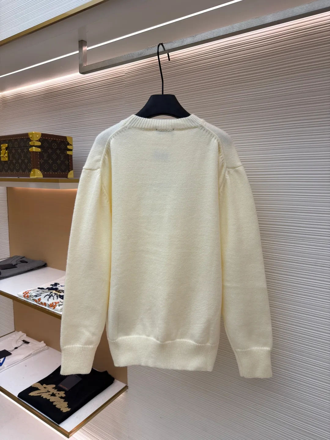 Prada embroidered logo wool knitted pullover ●Original version: purchased and developed in 19350 ●Item number: 1681716-A65 ●Fabric: wool blended fabric ●Technology: knitted ●Color: apricot ●Version: fitted version ●Weight: about 710 grams ●Size: 46-48-50-52 ●Description: The fabric is made of merino wool, which is 80% wool and 20% cotton. This model is made of high-content wool. The weaving method is 7-knit imported from Germany. The high-density weaving method and high wool content can effectively keep warm. It can be used as a base layer or as an outer layer. The embroidery uses imported Behringer embroidery machines. This embroidery has been adjusted and modified for 6 years to achieve the original 1:1 effect. The number of embroidery stitches is approximately 2600. The effect presents a perfect visual sense. This wool pullover has a versatile, sporty design and features the signature embroidered icon. The overall wiring is straight and delicate, the fabric is comfortable and soft, and the color is consistent without color difference. It can be matched with the same style to create a fashionable look and control various occasions. Customized accessories, complete with three standards, same style for men and women!