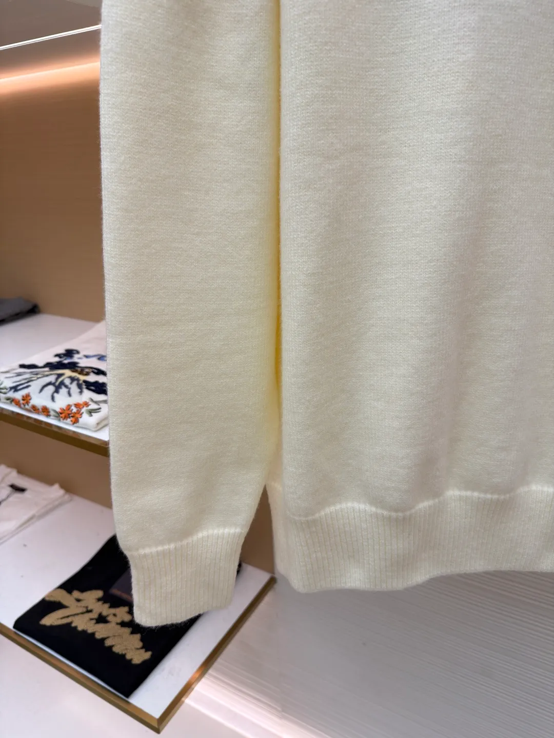 Prada embroidered logo wool knitted pullover ●Original version: purchased and developed in 19350 ●Item number: 1681716-A65 ●Fabric: wool blended fabric ●Technology: knitted ●Color: apricot ●Version: fitted version ●Weight: about 710 grams ●Size: 46-48-50-52 ●Description: The fabric is made of merino wool, which is 80% wool and 20% cotton. This model is made of high-content wool. The weaving method is 7-knit imported from Germany. The high-density weaving method and high wool content can effectively keep warm. It can be used as a base layer or as an outer layer. The embroidery uses imported Behringer embroidery machines. This embroidery has been adjusted and modified for 6 years to achieve the original 1:1 effect. The number of embroidery stitches is approximately 2600. The effect presents a perfect visual sense. This wool pullover has a versatile, sporty design and features the signature embroidered icon. The overall wiring is straight and delicate, the fabric is comfortable and soft, and the color is consistent without color difference. It can be matched with the same style to create a fashionable look and control various occasions. Customized accessories, complete with three standards, same style for men and women!
